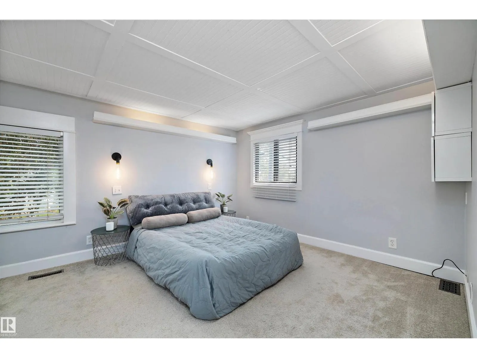 8702 92A AV NW