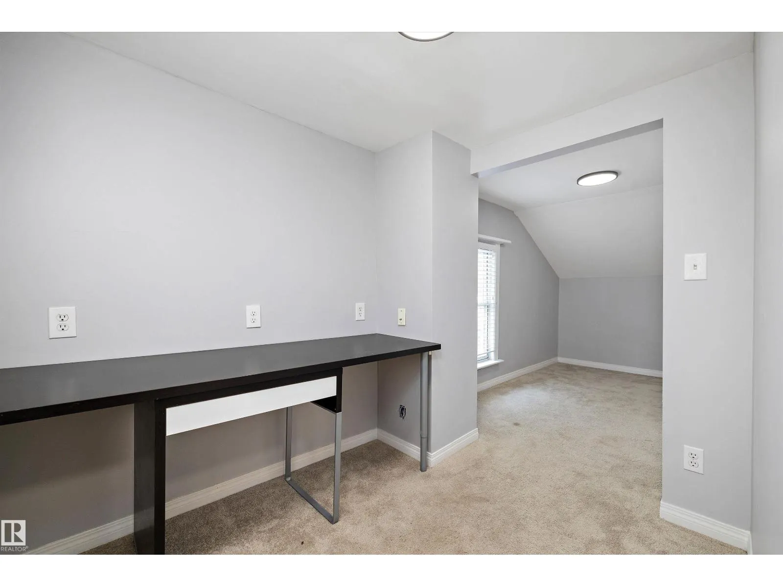 8702 92A AV NW
