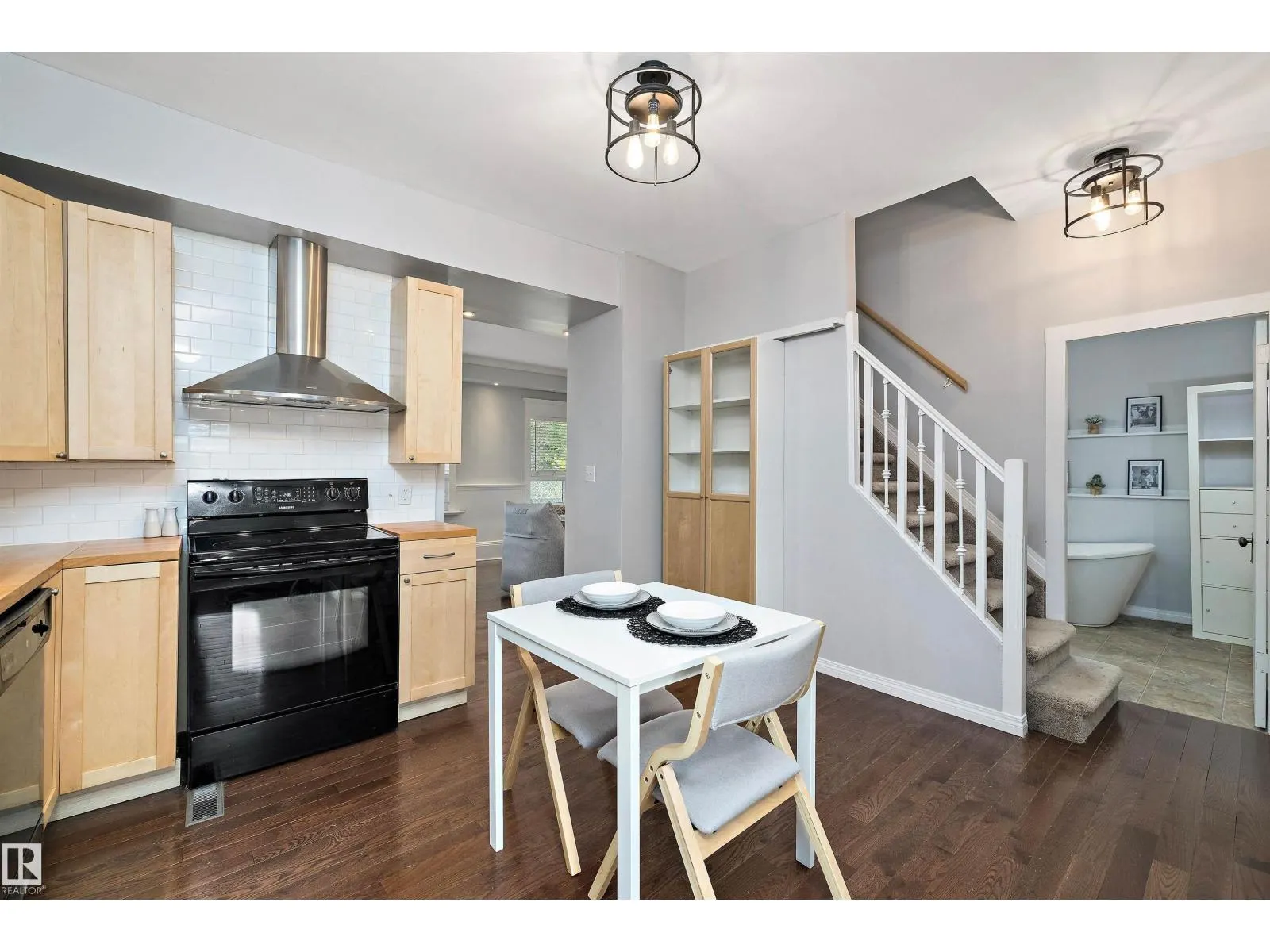 8702 92A AV NW