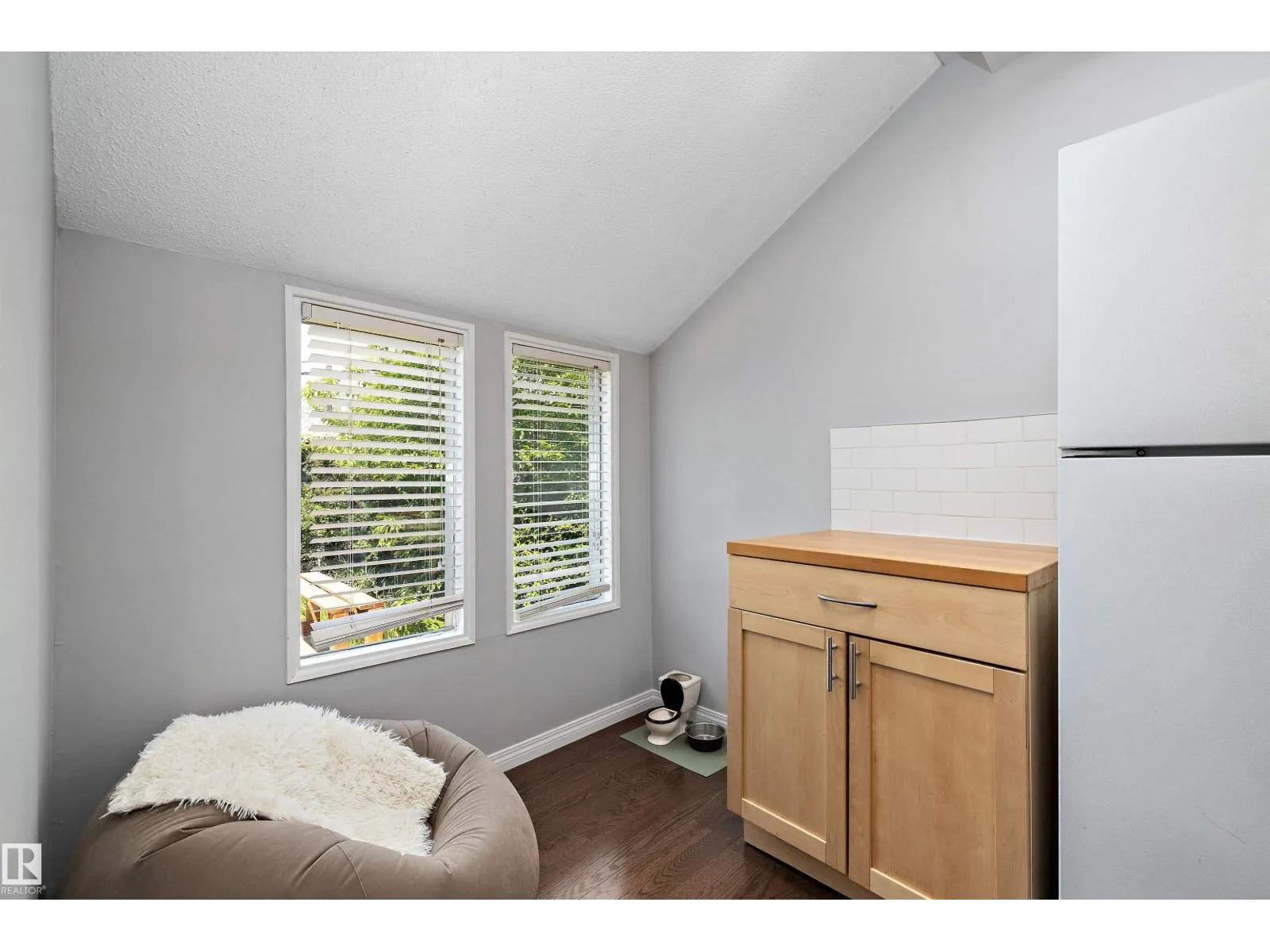 8702 92A AV NW