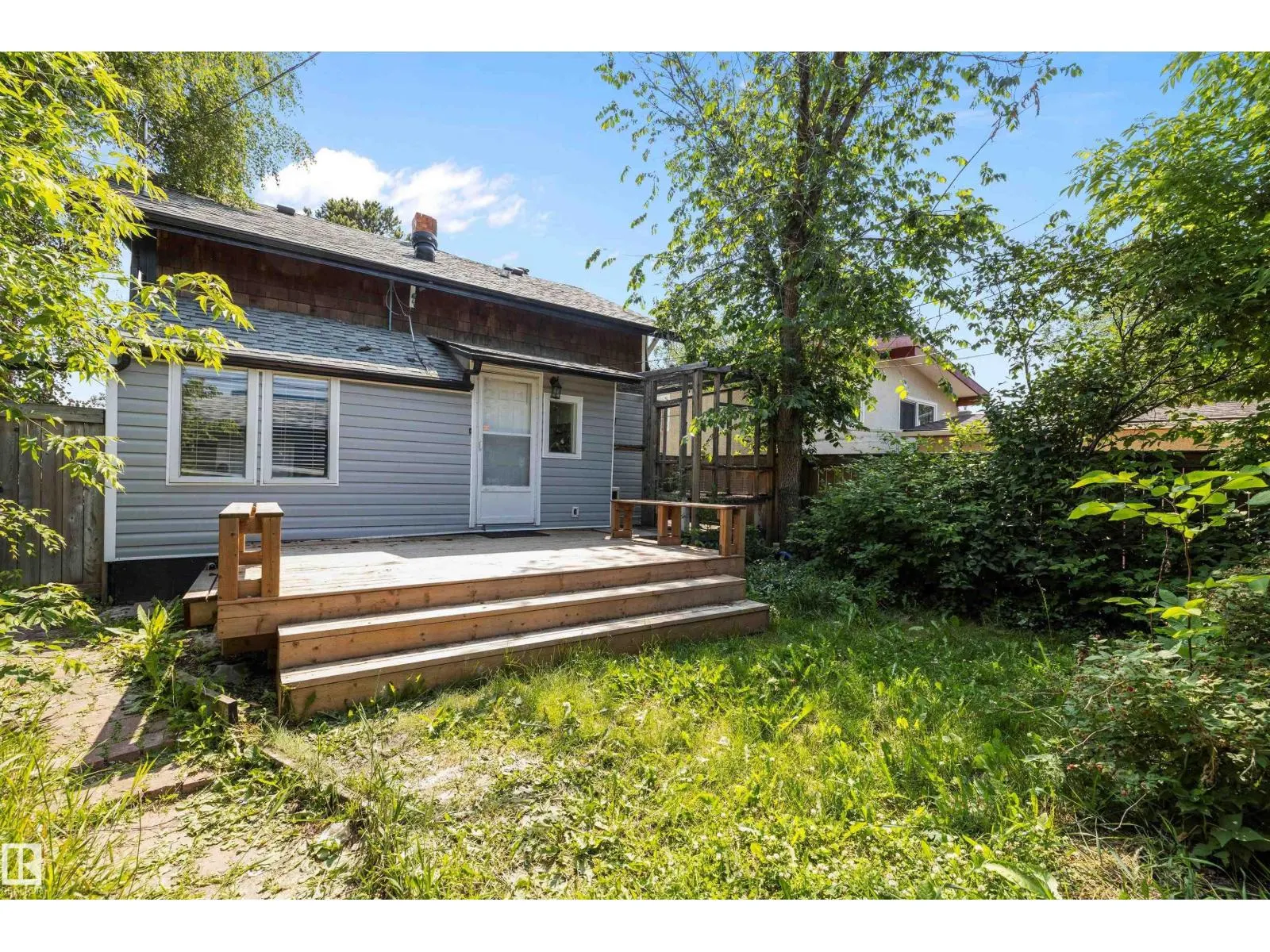 8702 92A AV NW