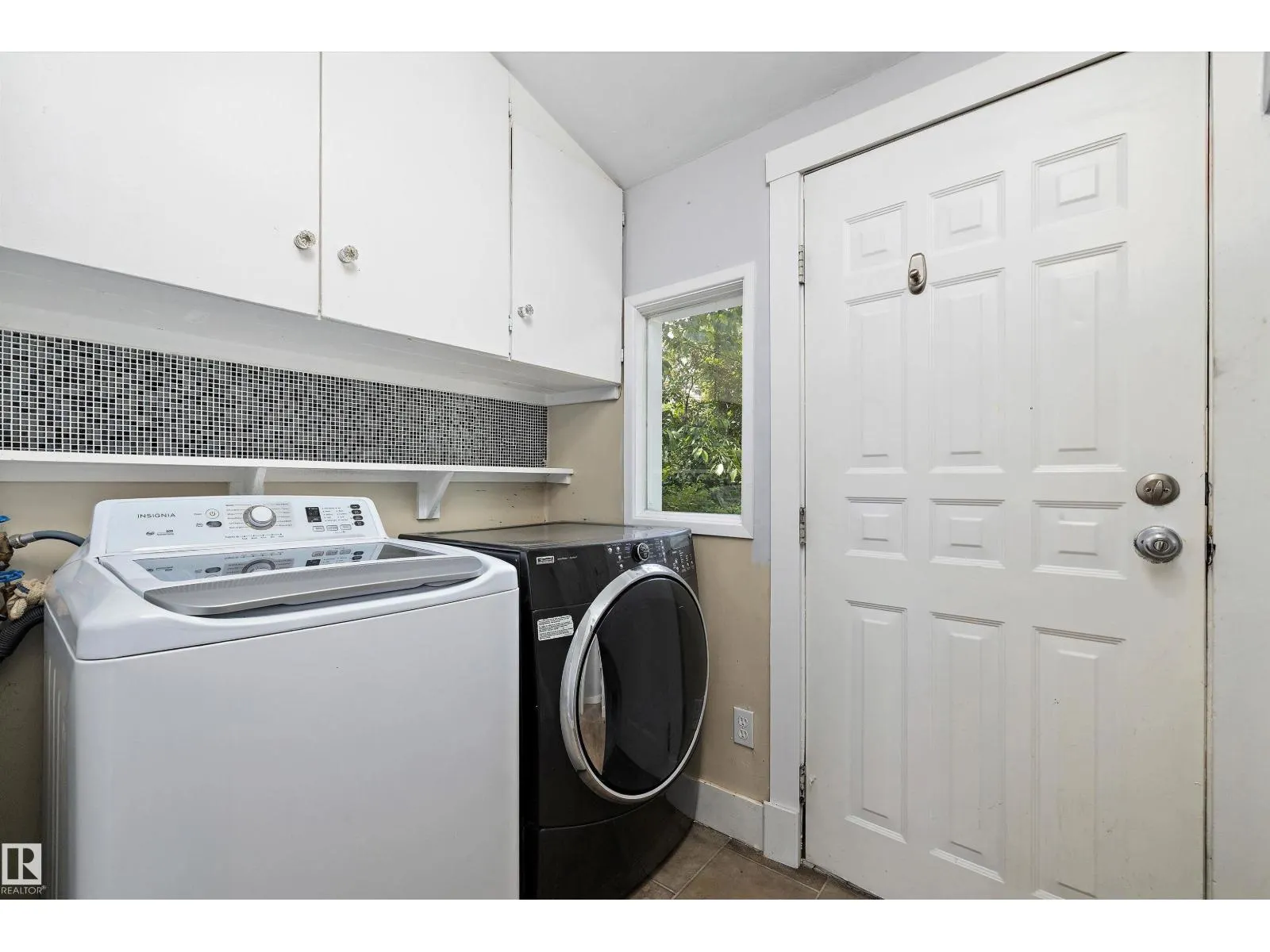 8702 92A AV NW