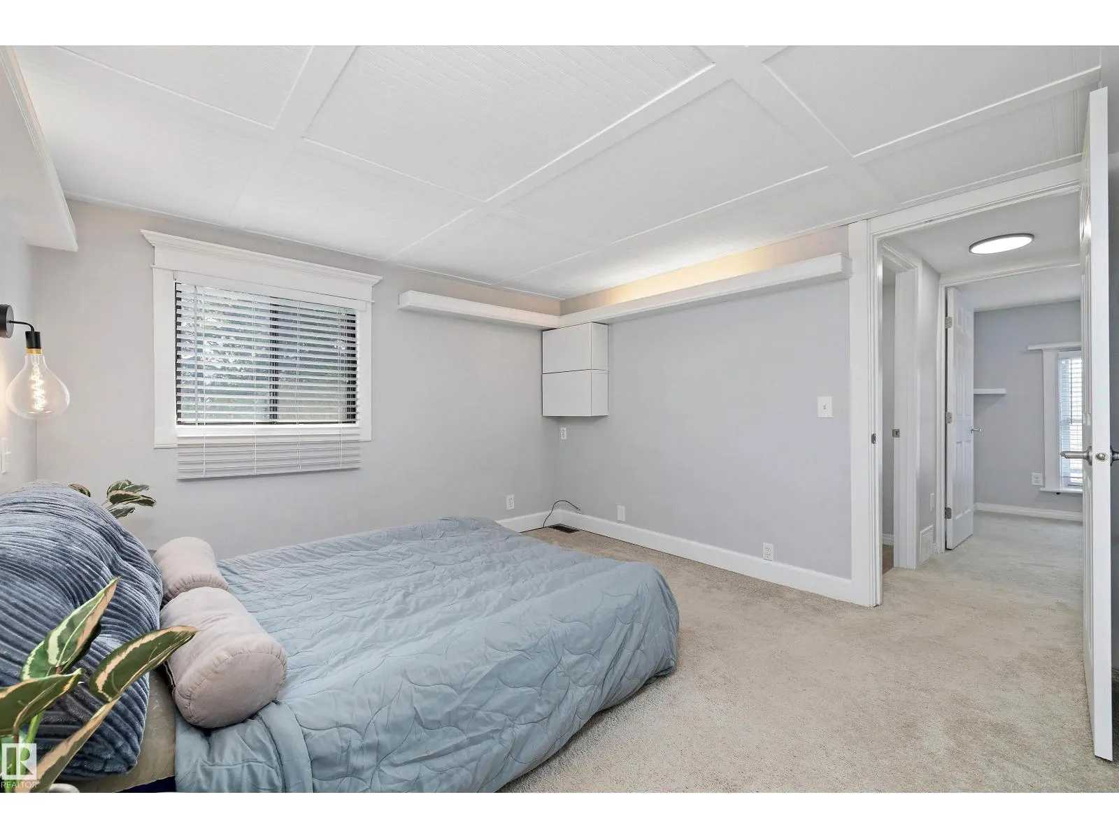 8702 92A AV NW