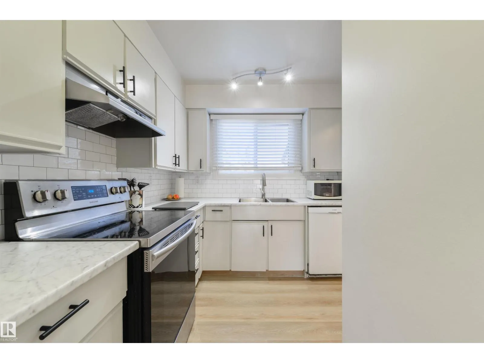 3621 30 AV NW