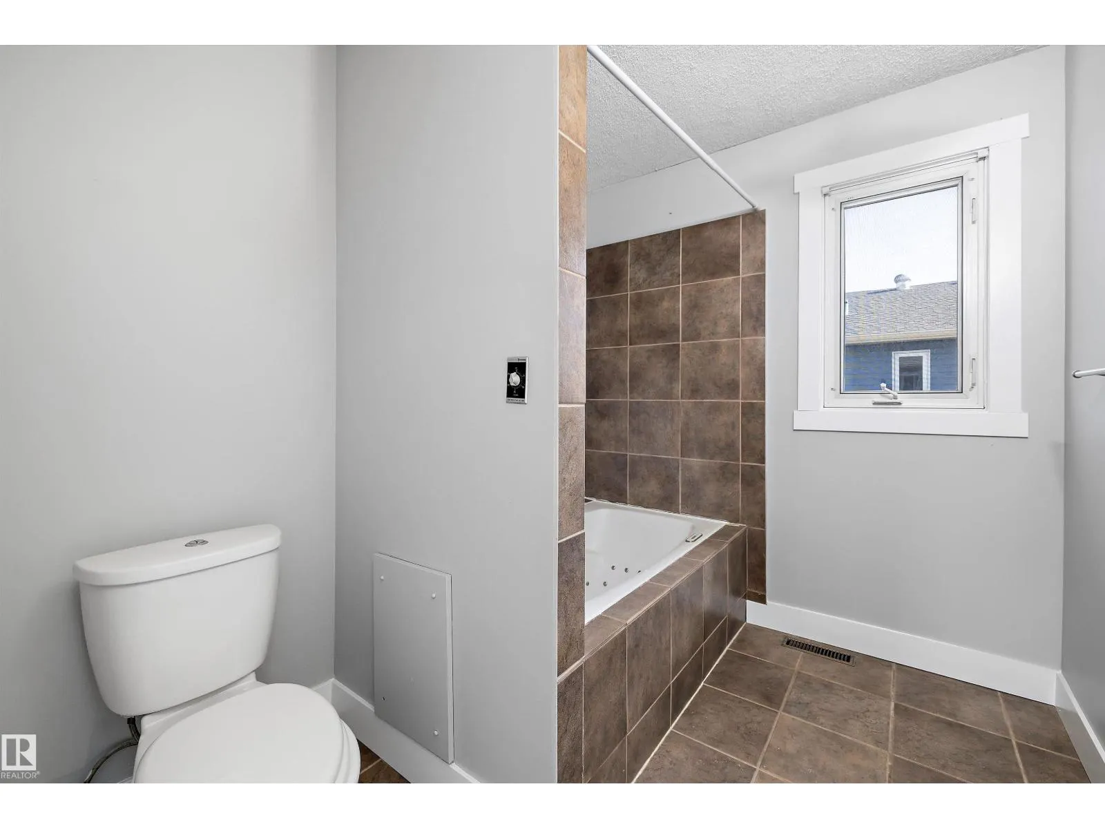 1511 LAKESIDE GR