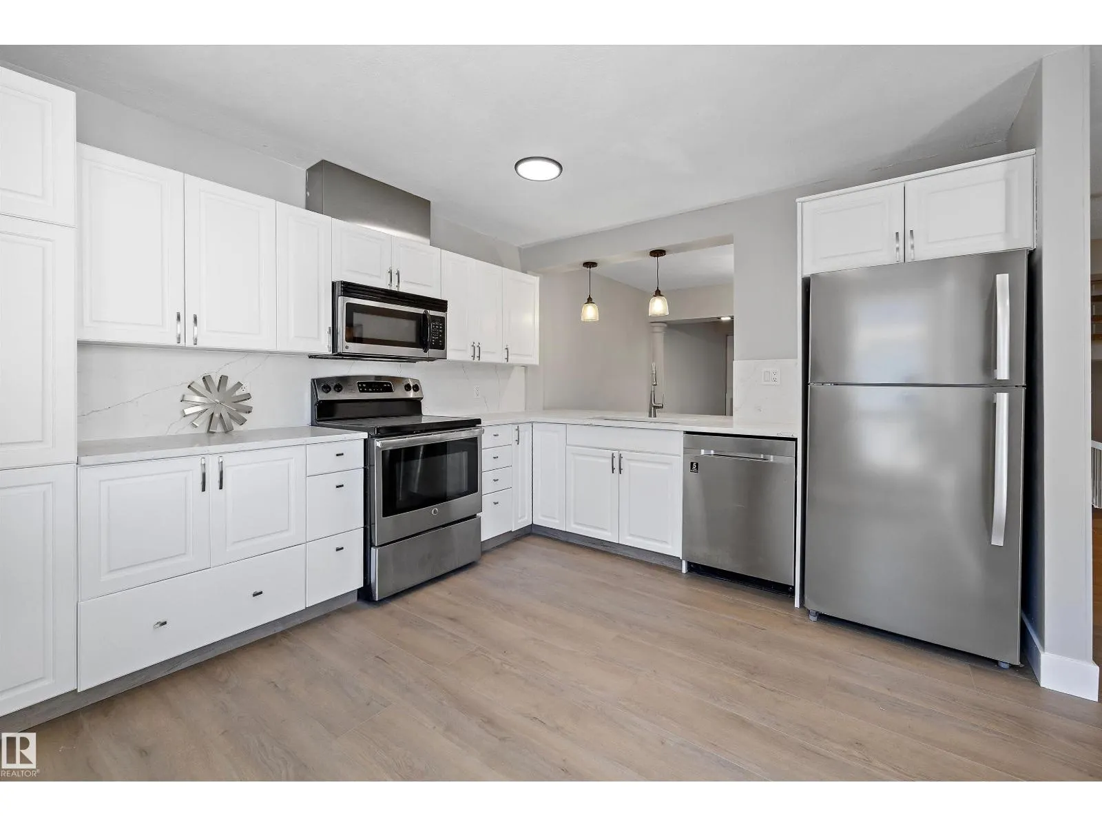 1511 LAKESIDE GR