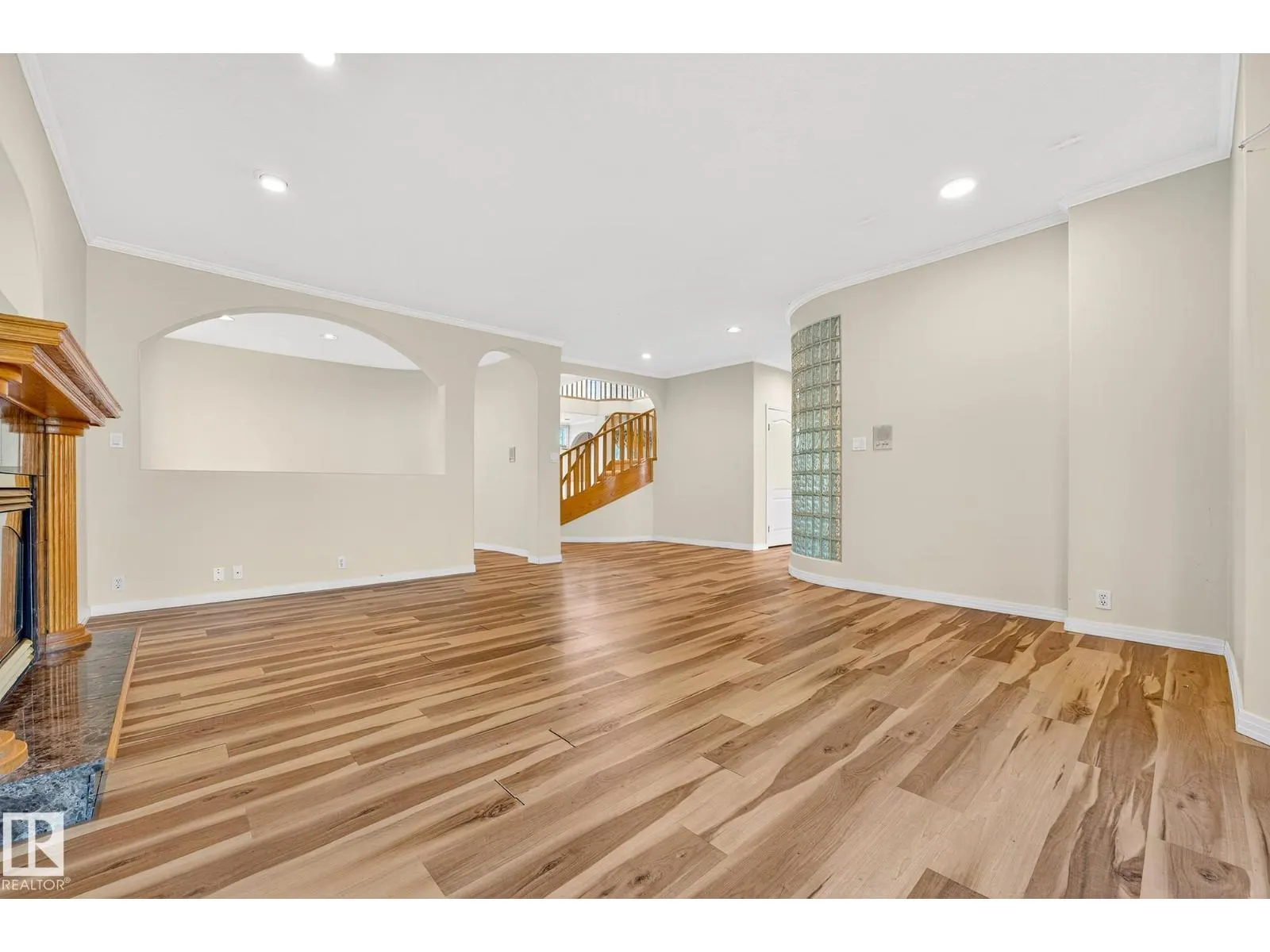 106 FARNELL CL NW
