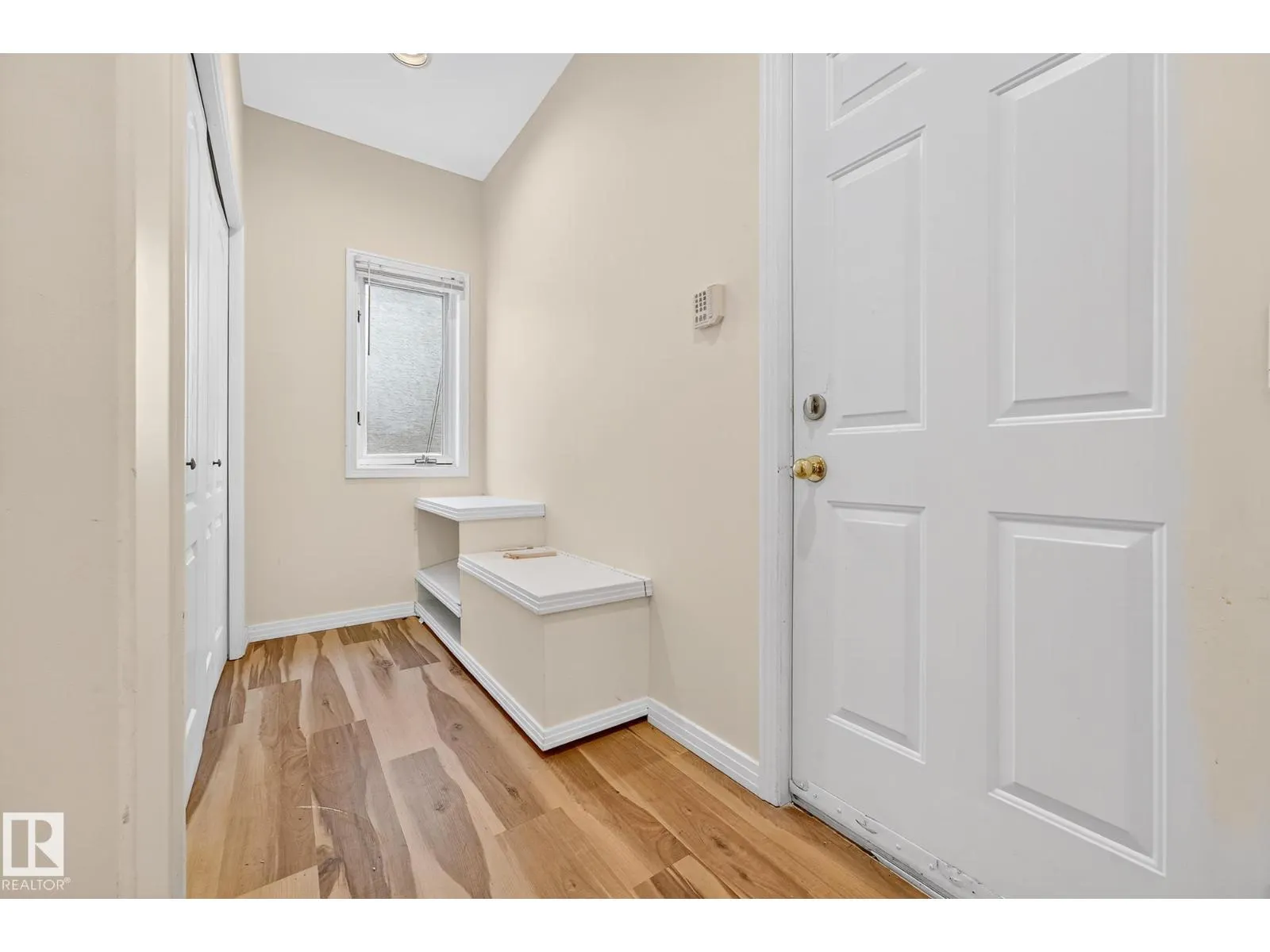 106 FARNELL CL NW