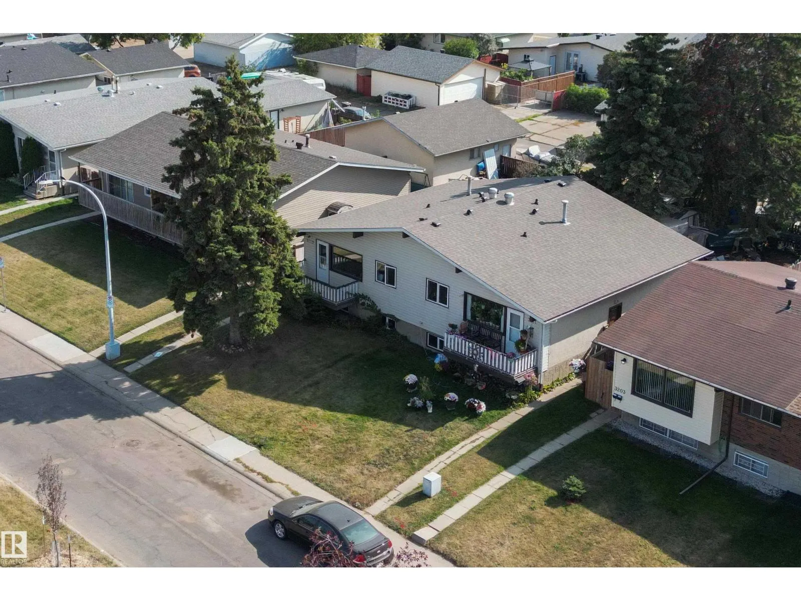 3119-3121 113 AV NW