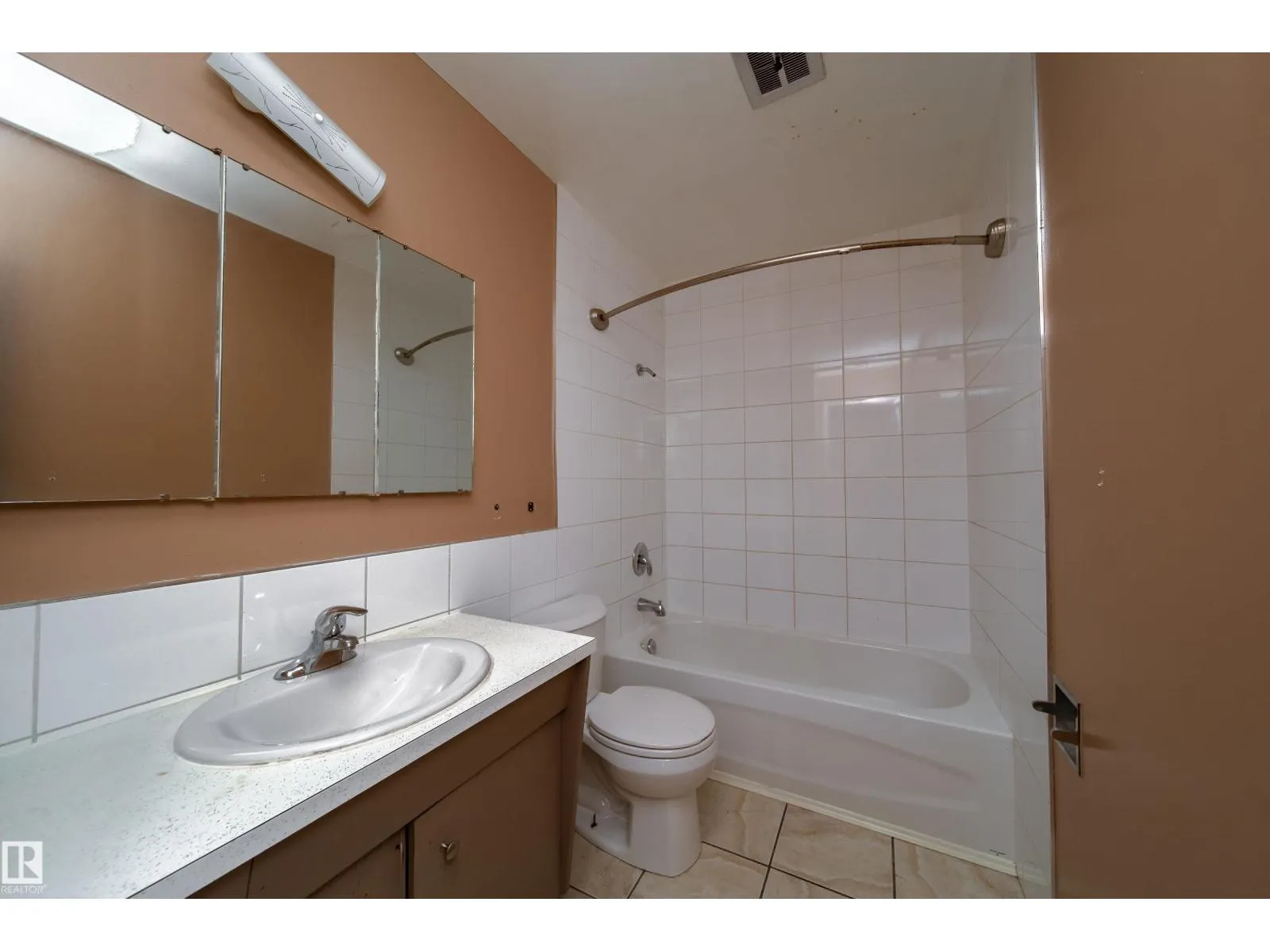 3119-3121 113 AV NW