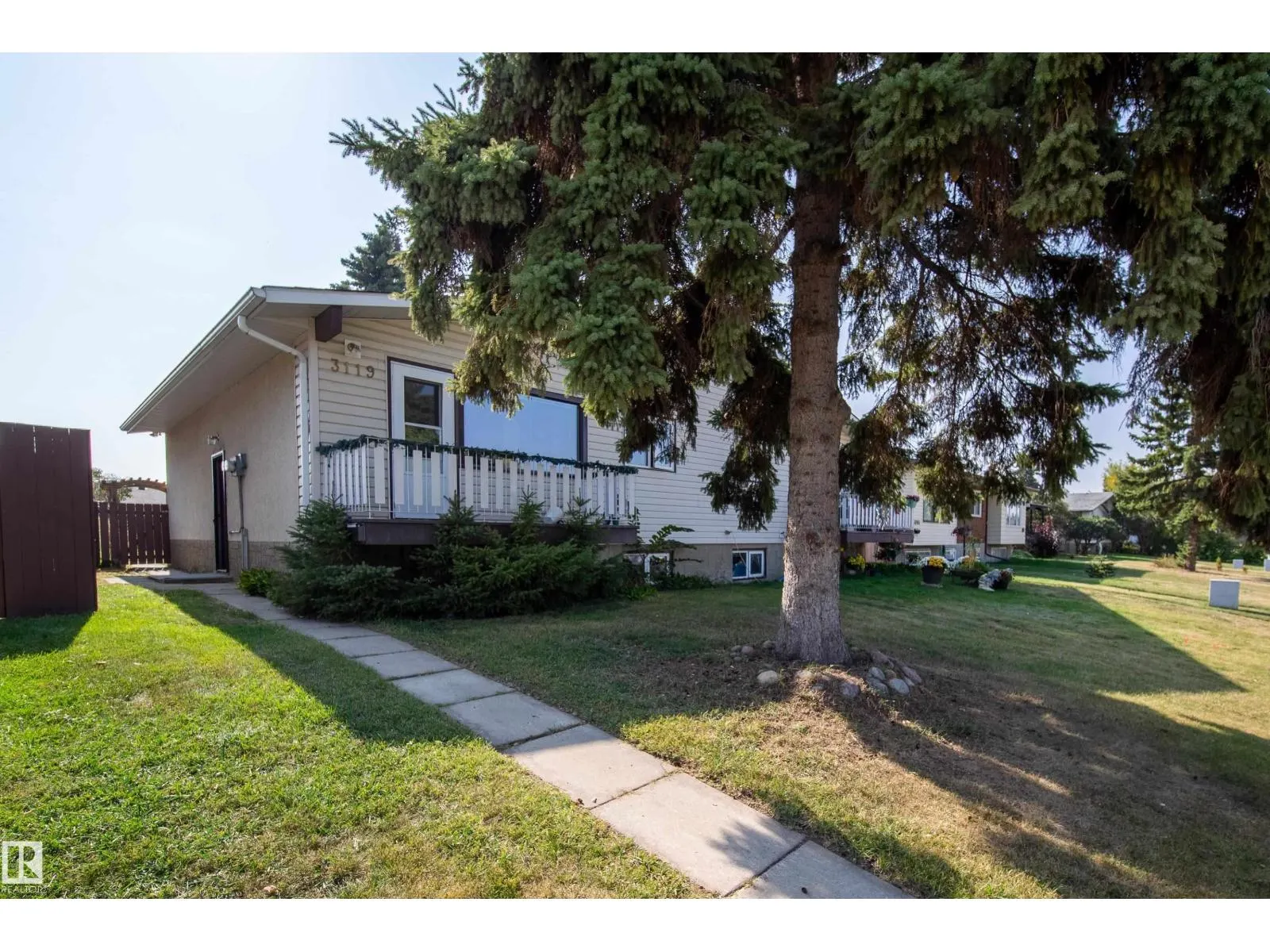 3119-3121 113 AV NW