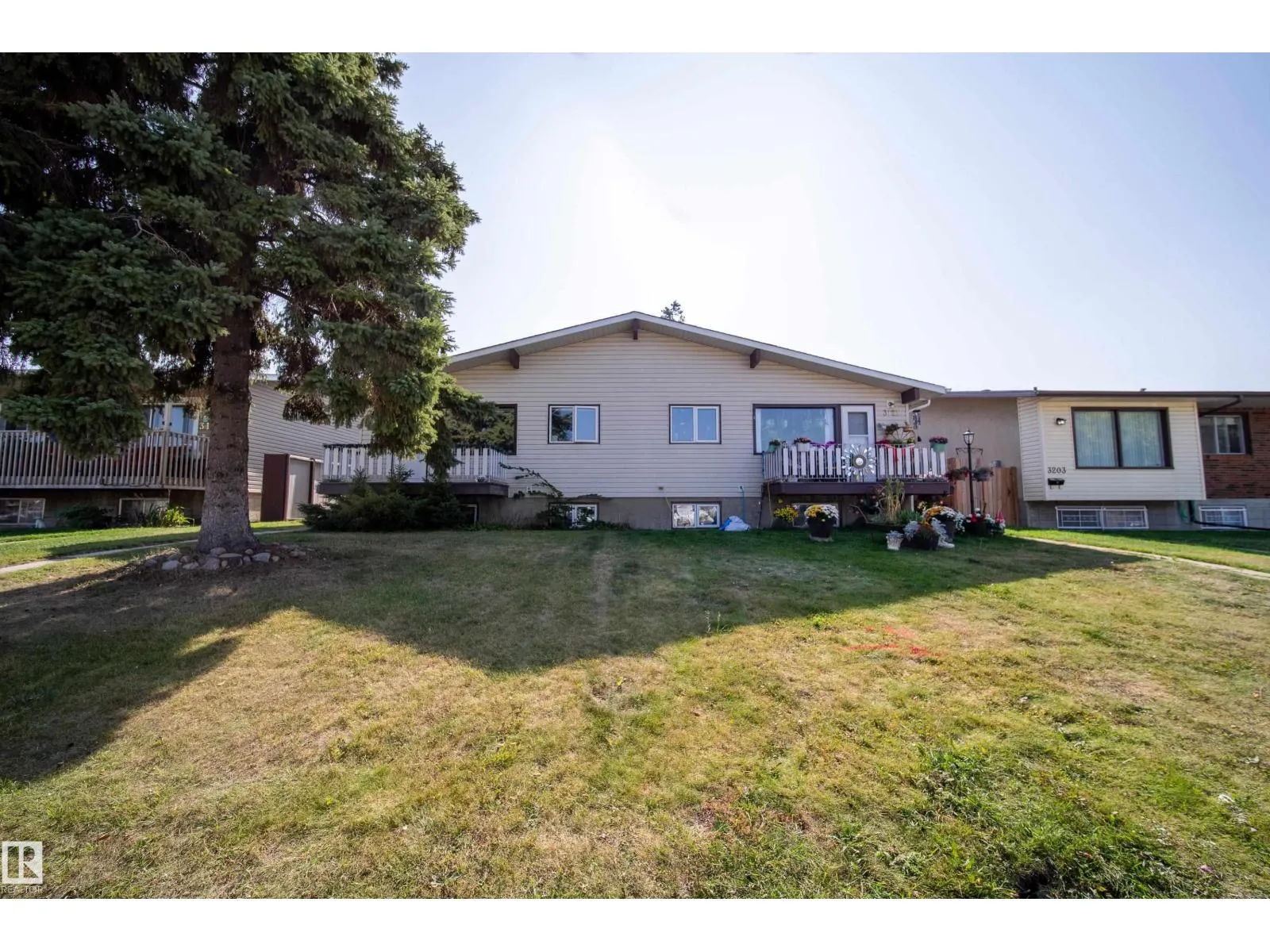 3119-3121 113 AV NW
