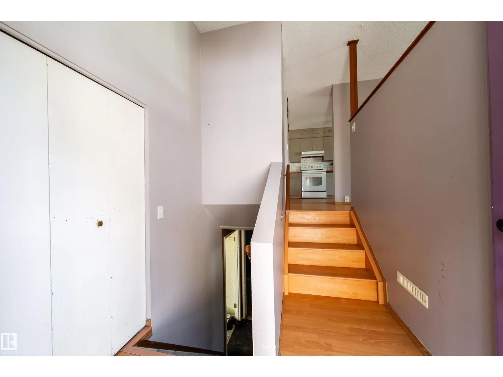 3119-3121 113 AV NW