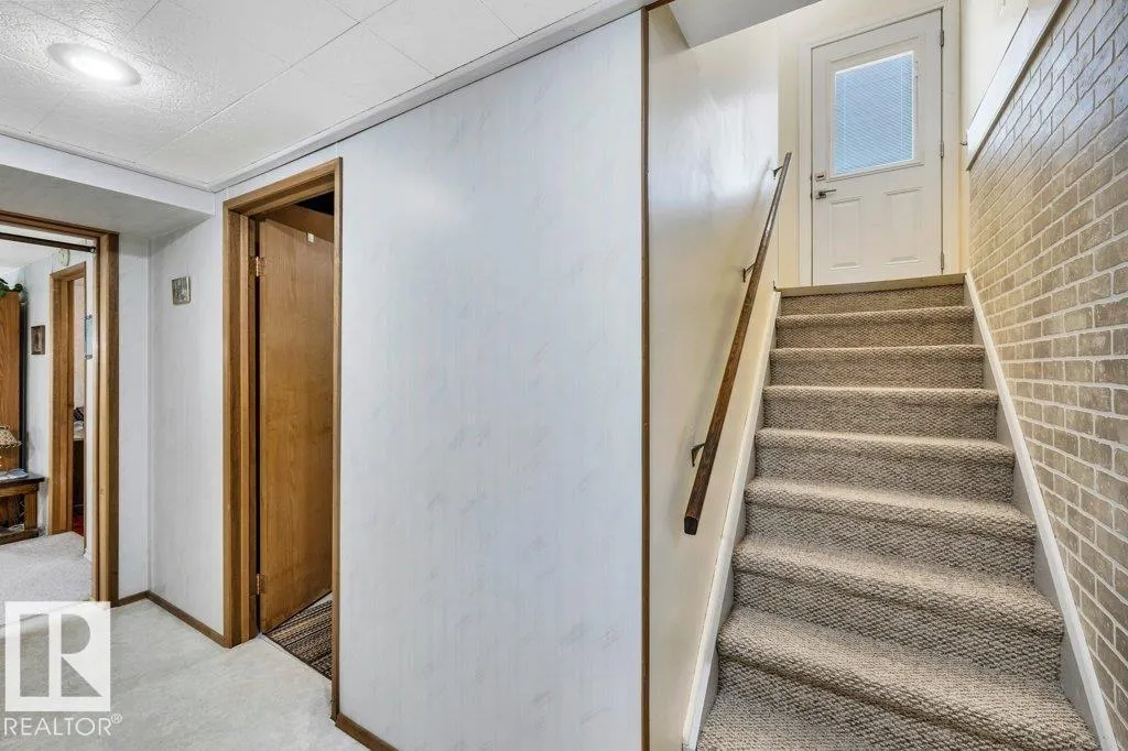 100 AKINS DR