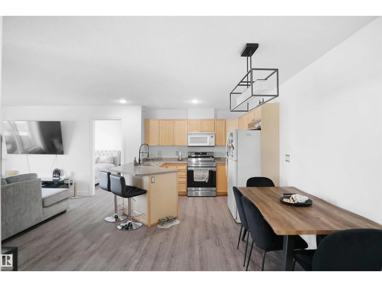 #403 15211 139 ST NW