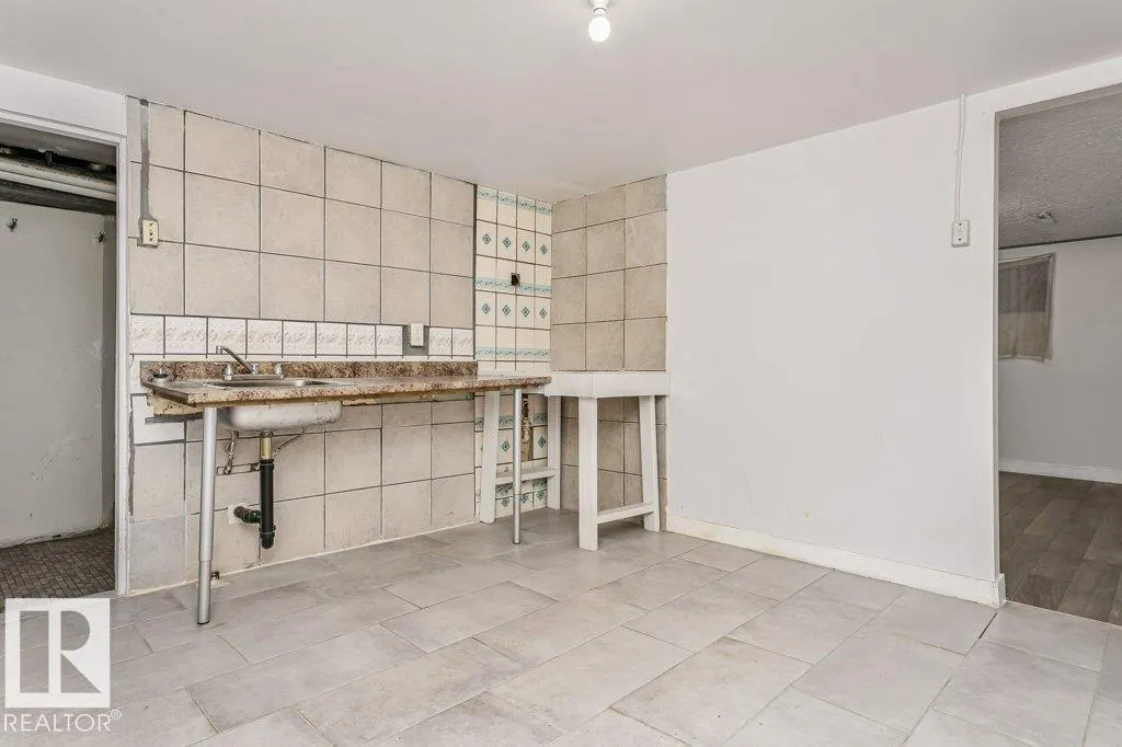 11248 85 ST NW