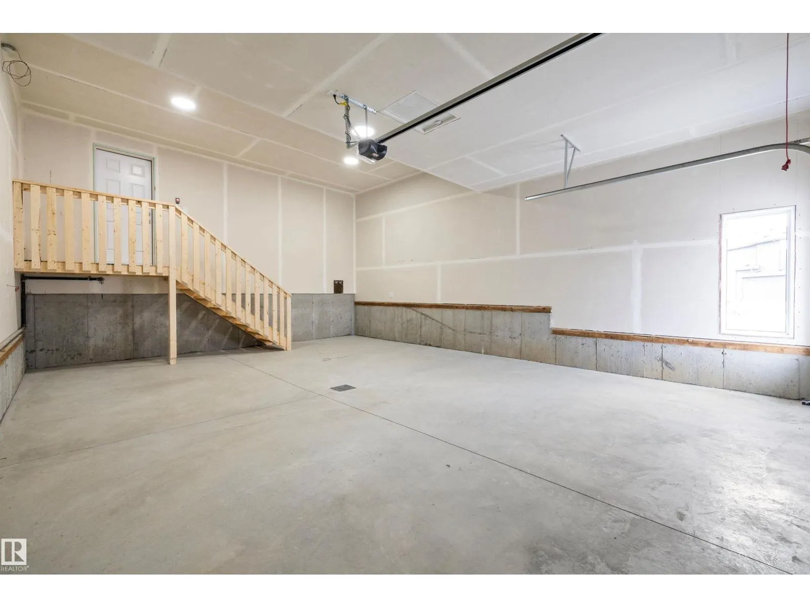 10214 92A AV