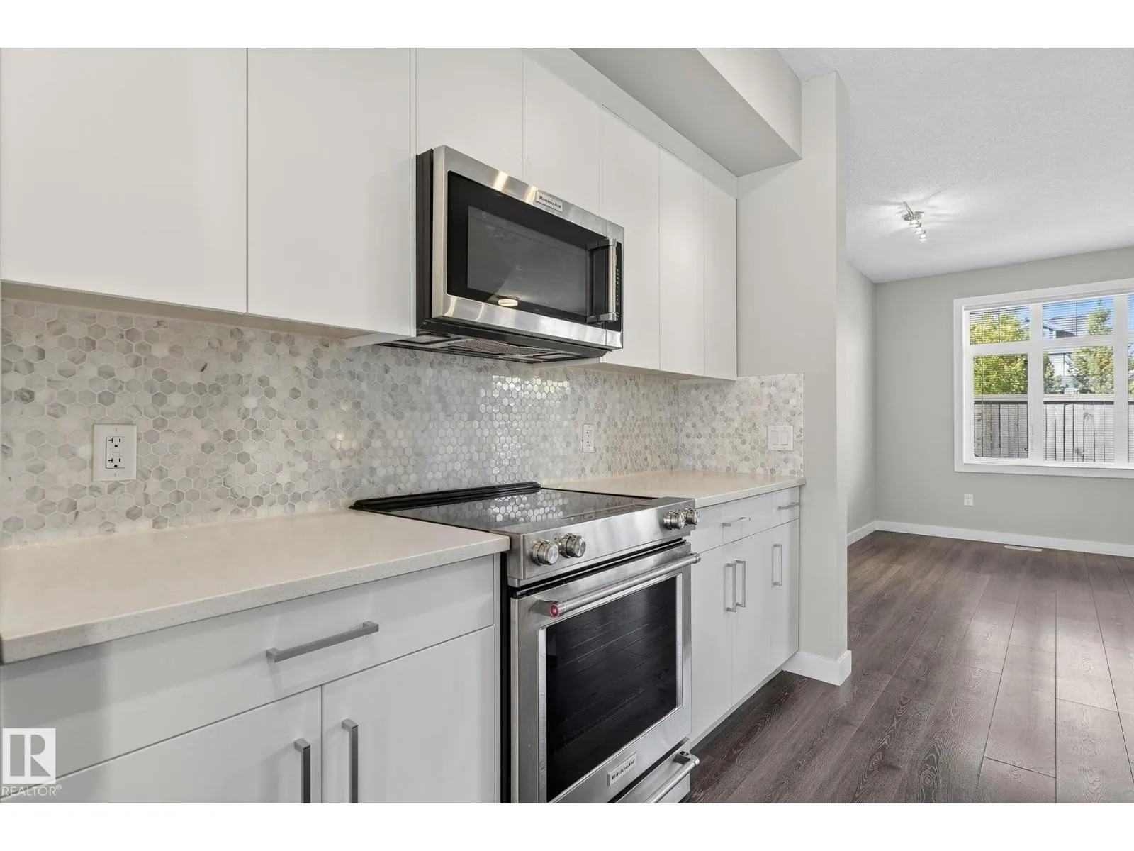 #12 600 BELLEROSE DR