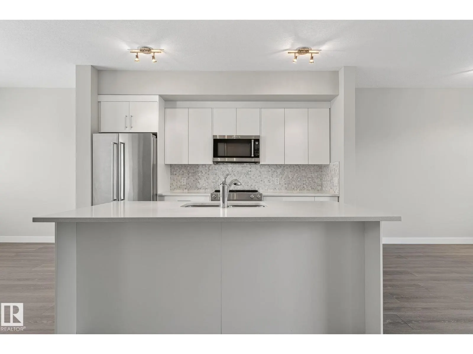 #12 600 BELLEROSE DR