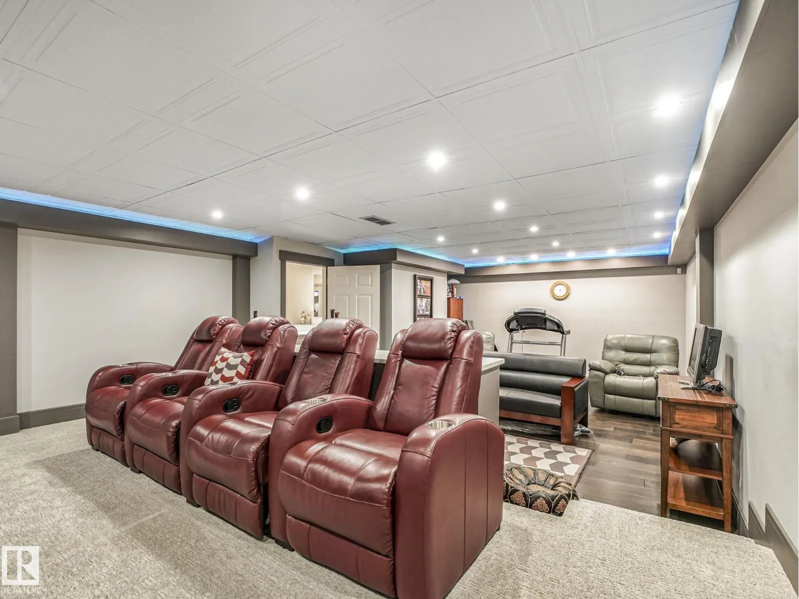 536 ESTATE DR