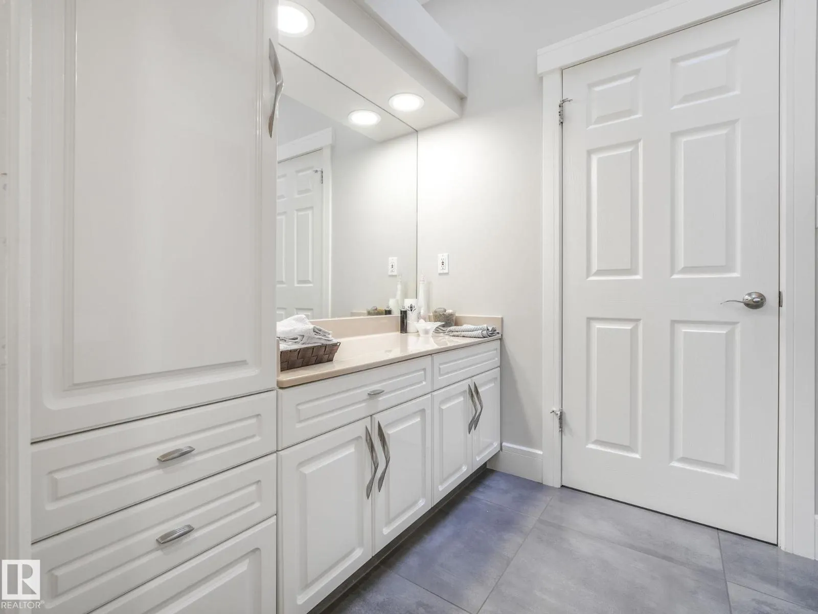 536 ESTATE DR