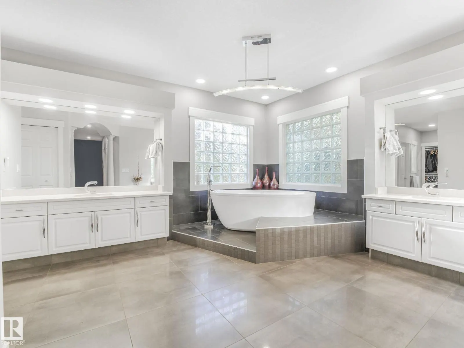 536 ESTATE DR