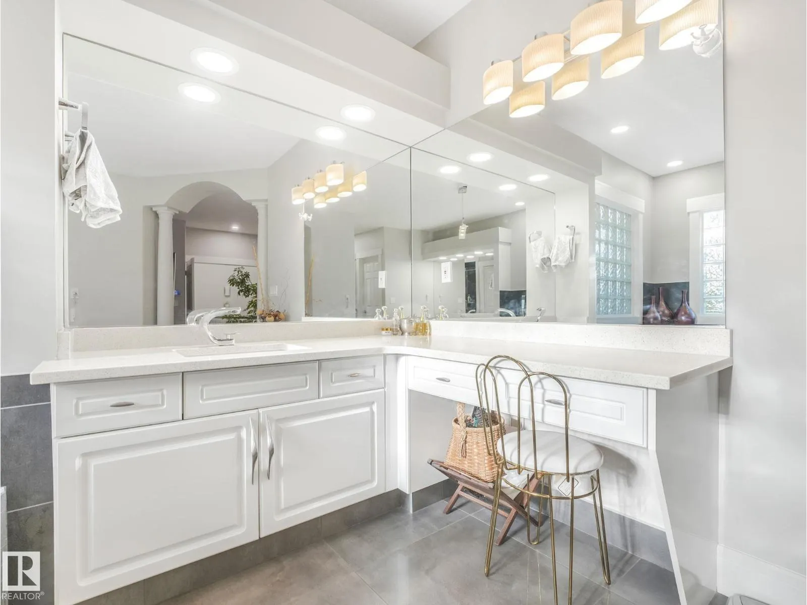 536 ESTATE DR
