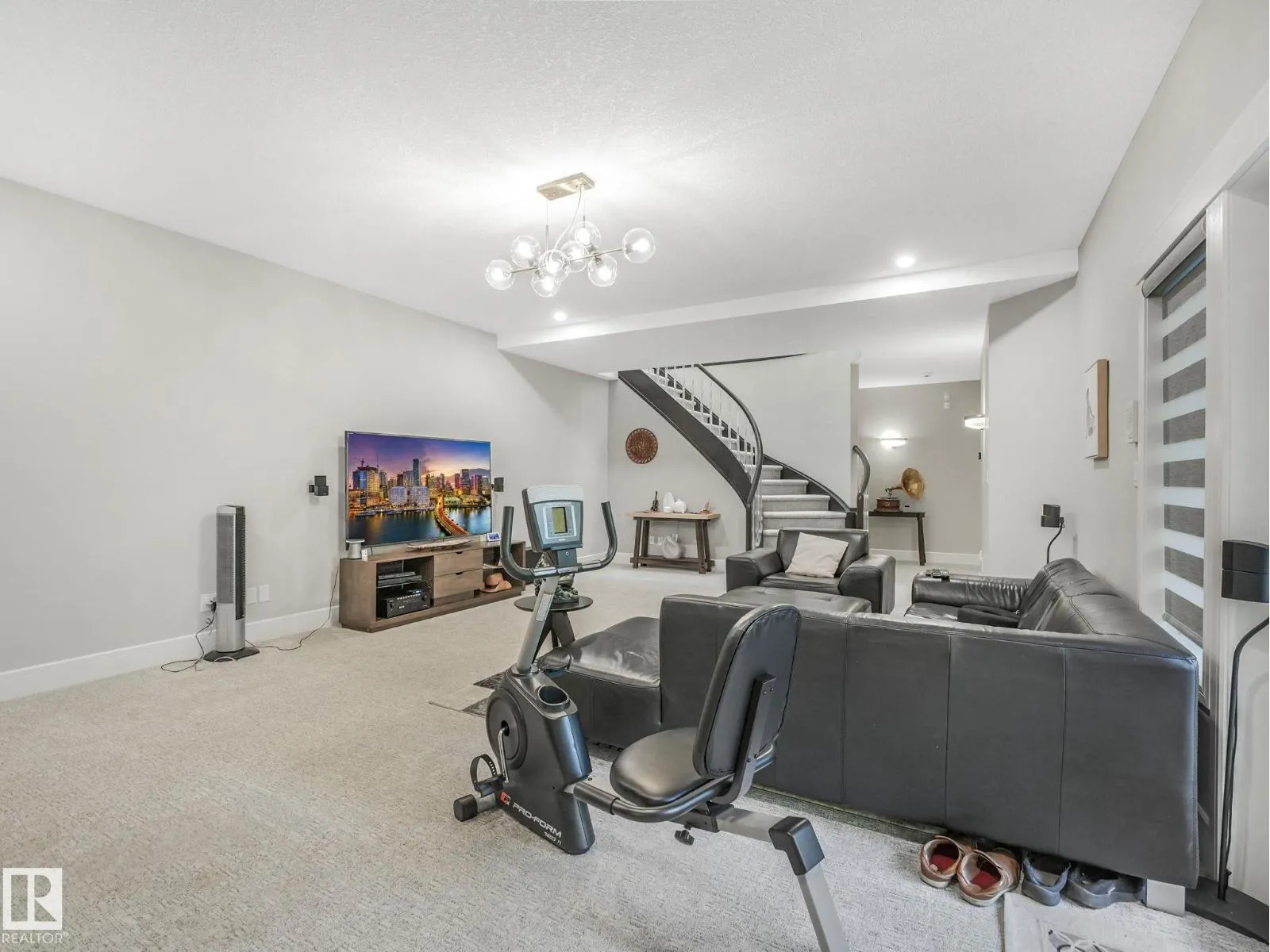 536 ESTATE DR