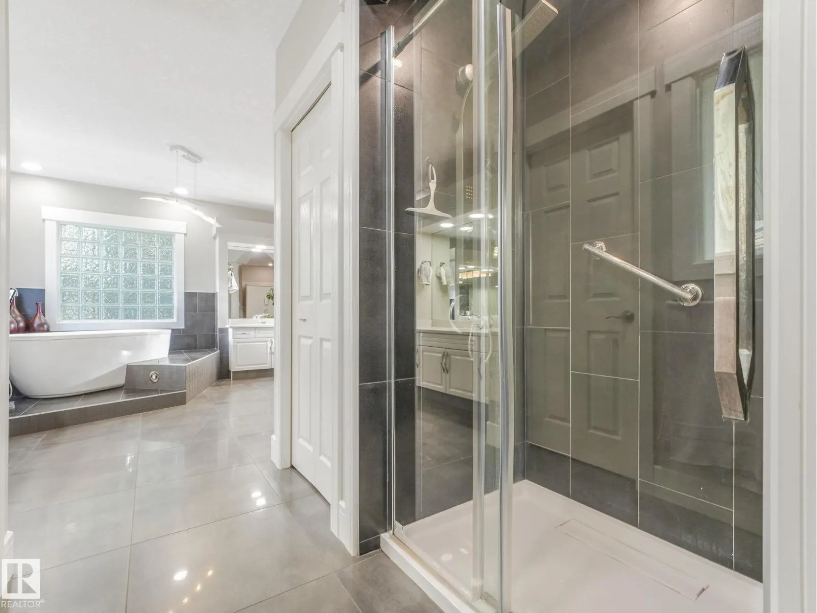 536 ESTATE DR