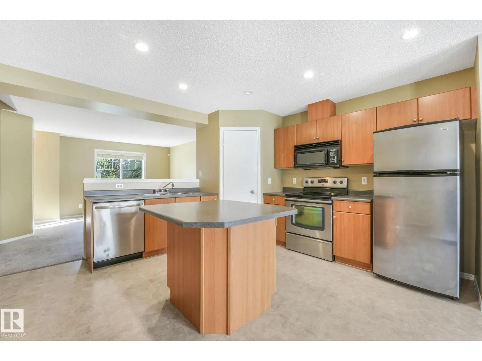 #28 8304 11 AV SW