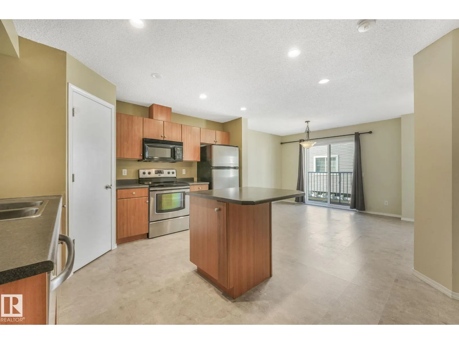 #28 8304 11 AV SW