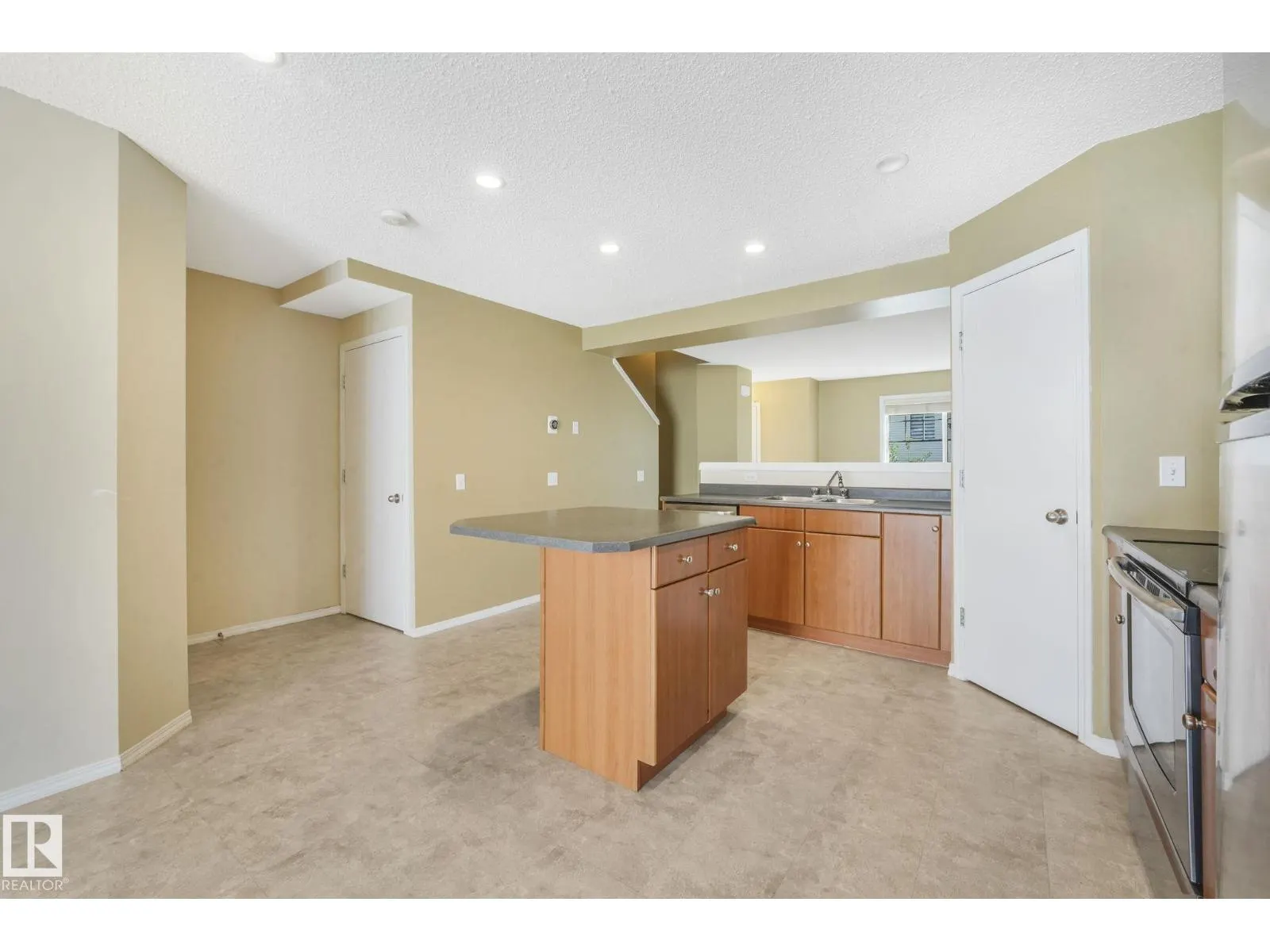 #28 8304 11 AV SW