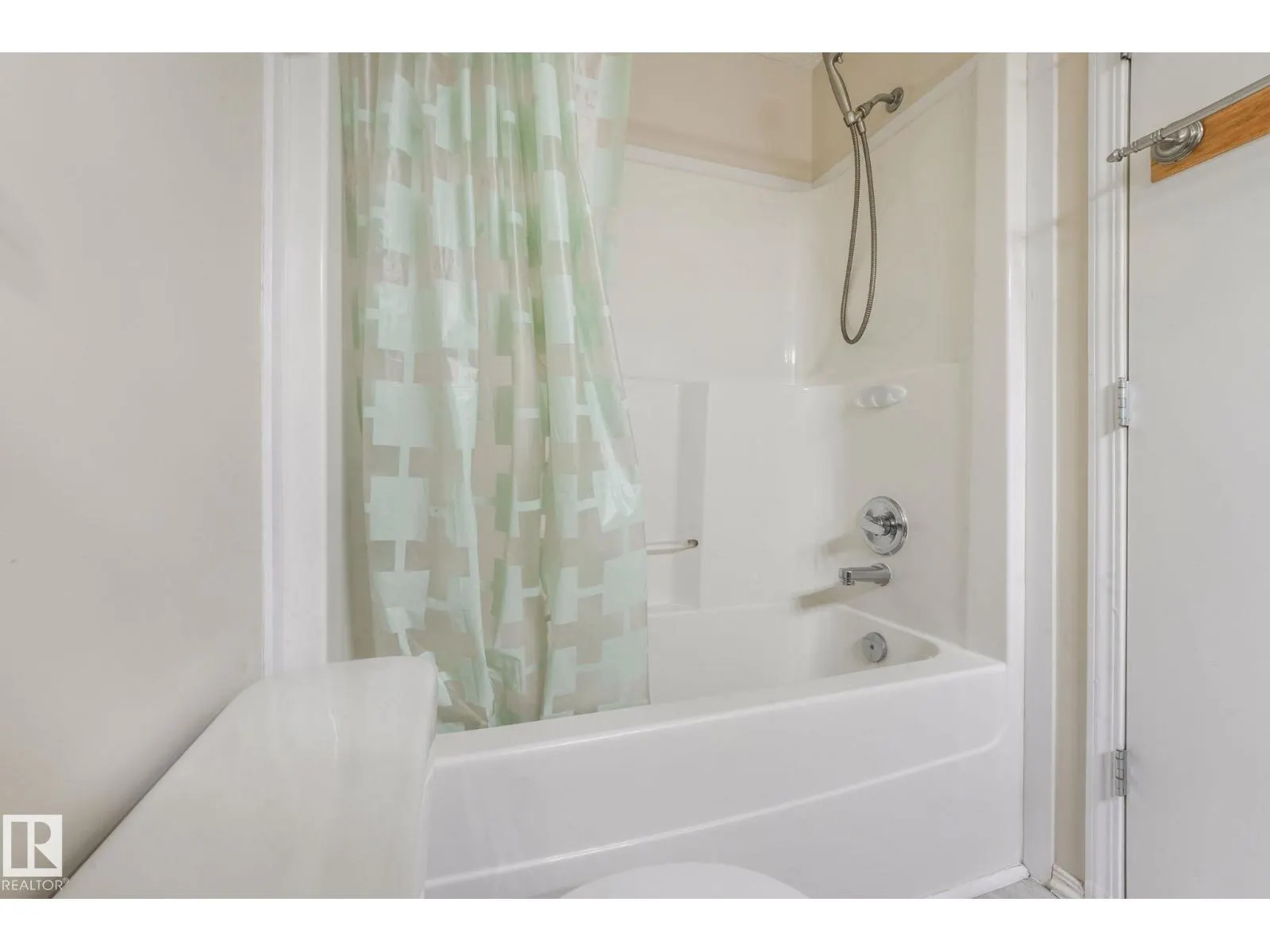 #28 8304 11 AV SW