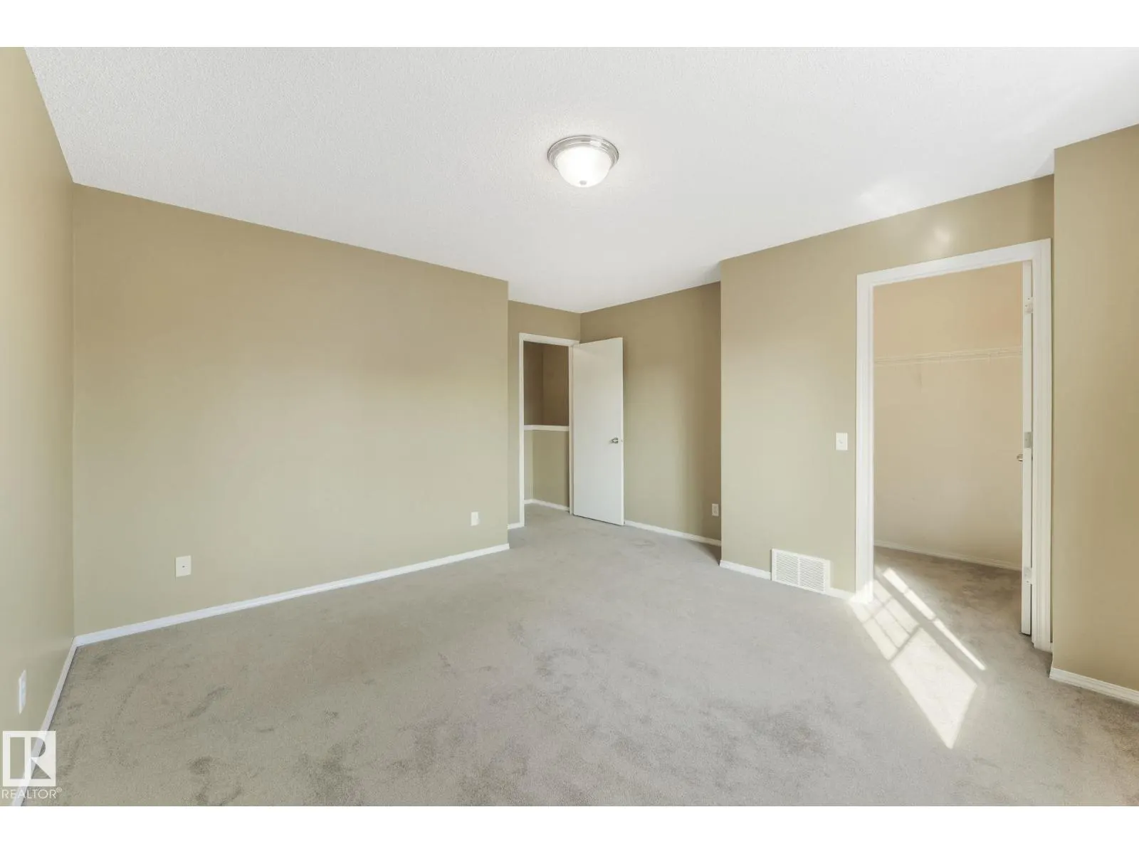 #28 8304 11 AV SW