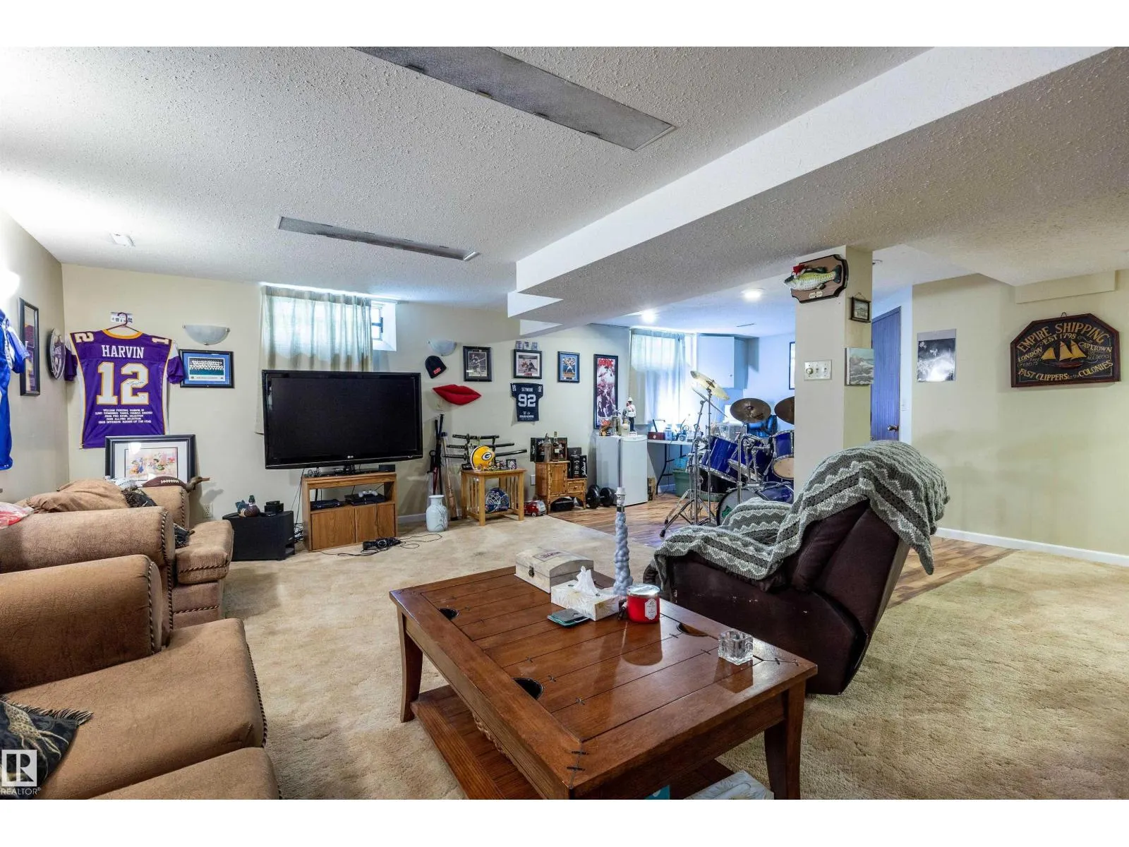 6312 17 AV NW