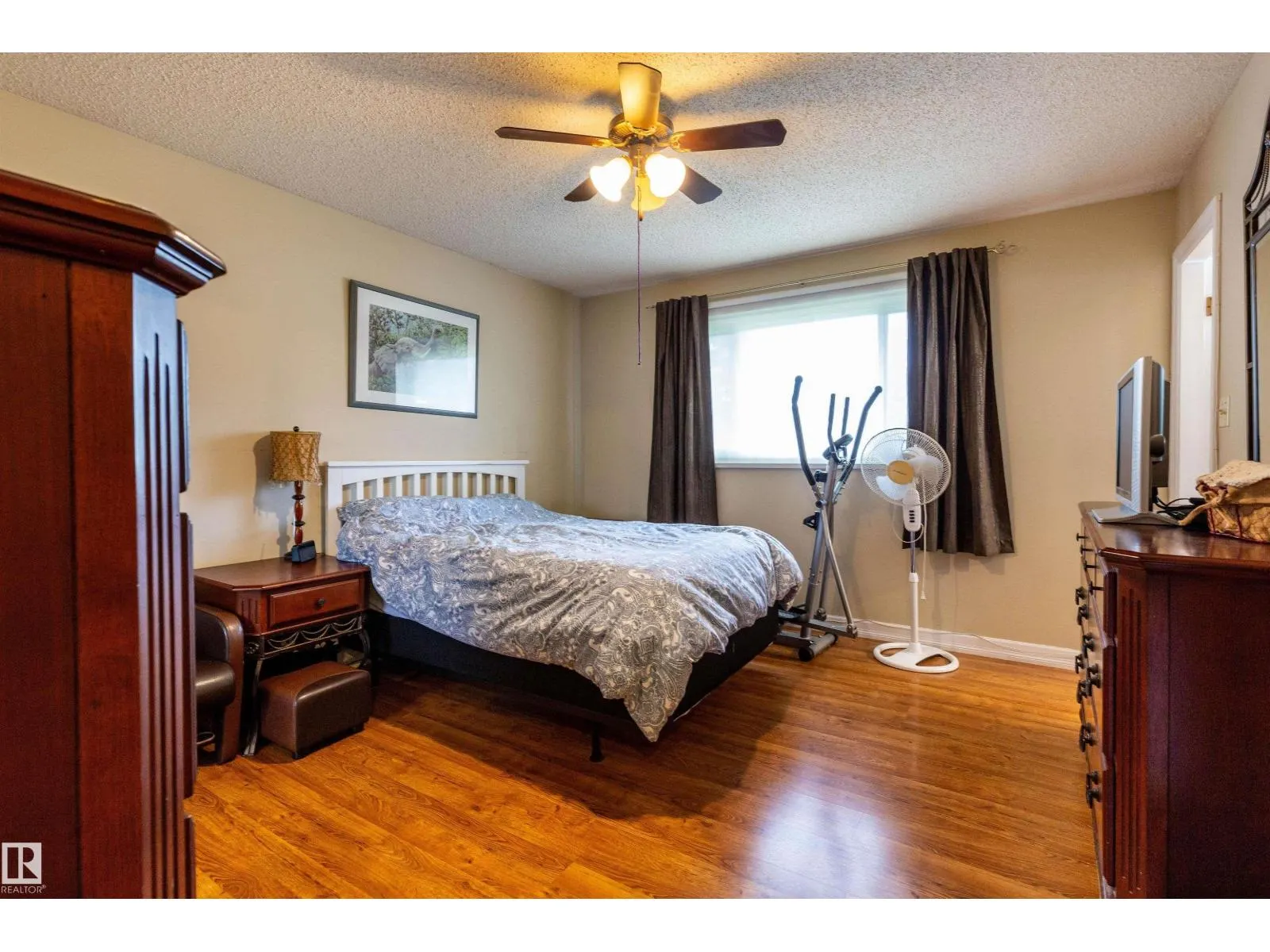 6312 17 AV NW