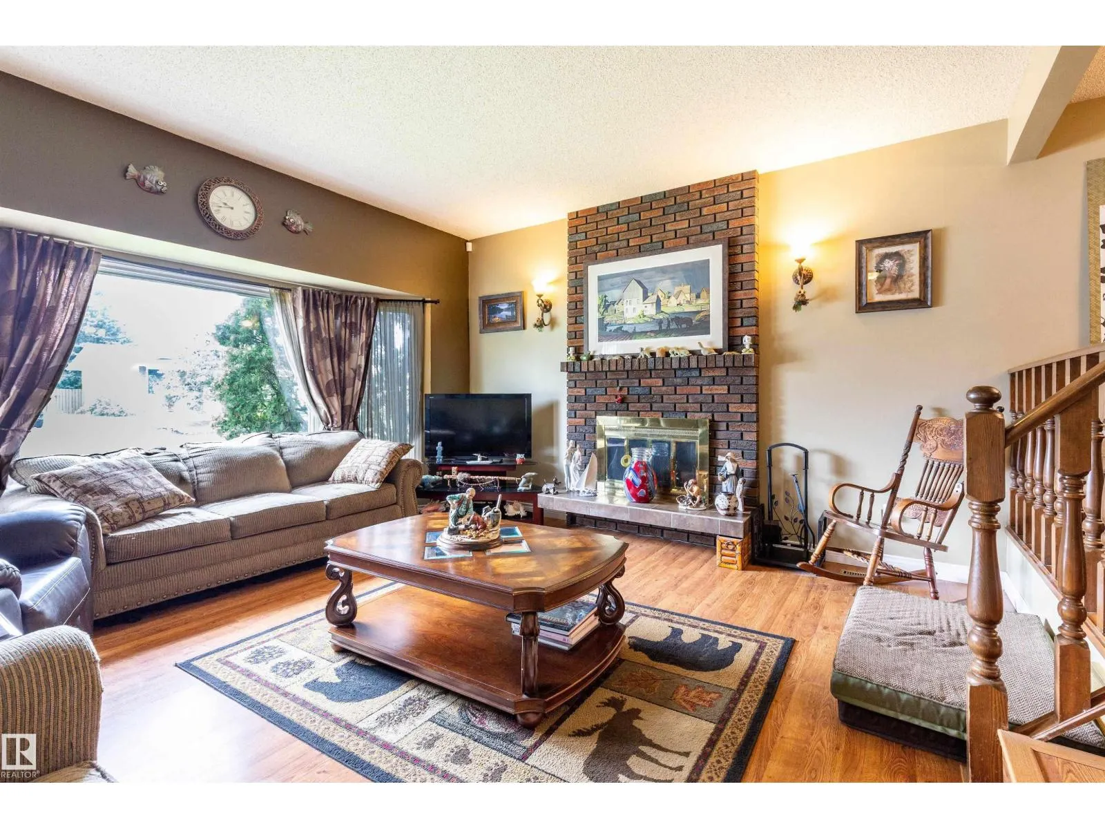 6312 17 AV NW