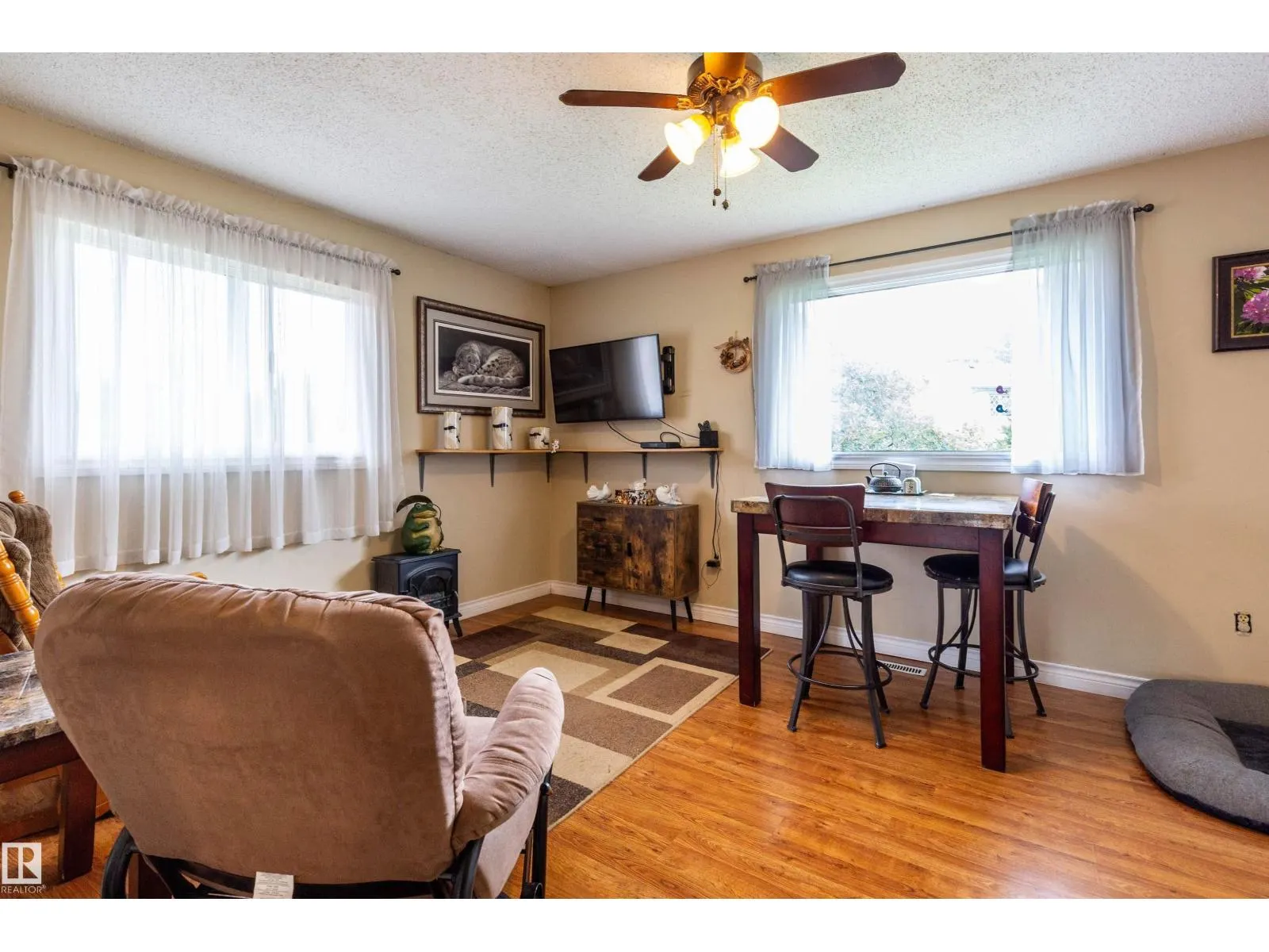 6312 17 AV NW
