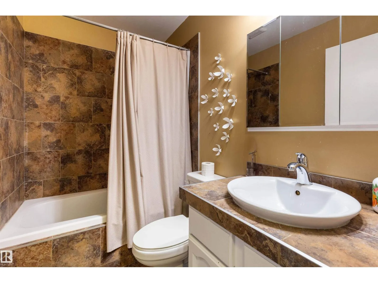 6312 17 AV NW