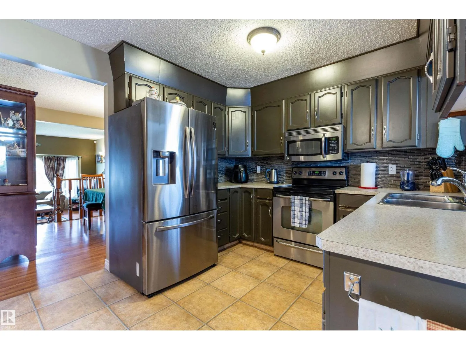6312 17 AV NW