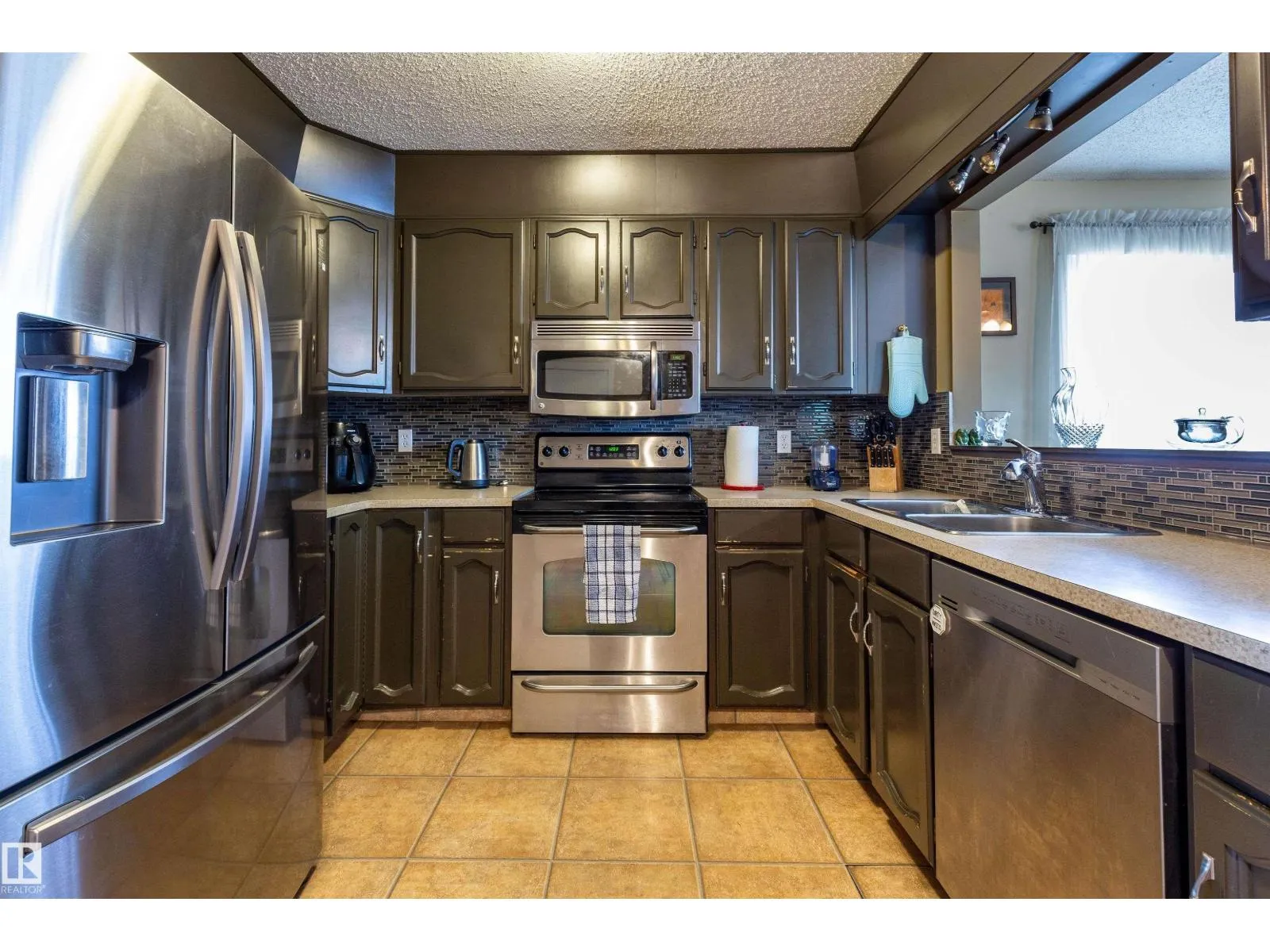 6312 17 AV NW