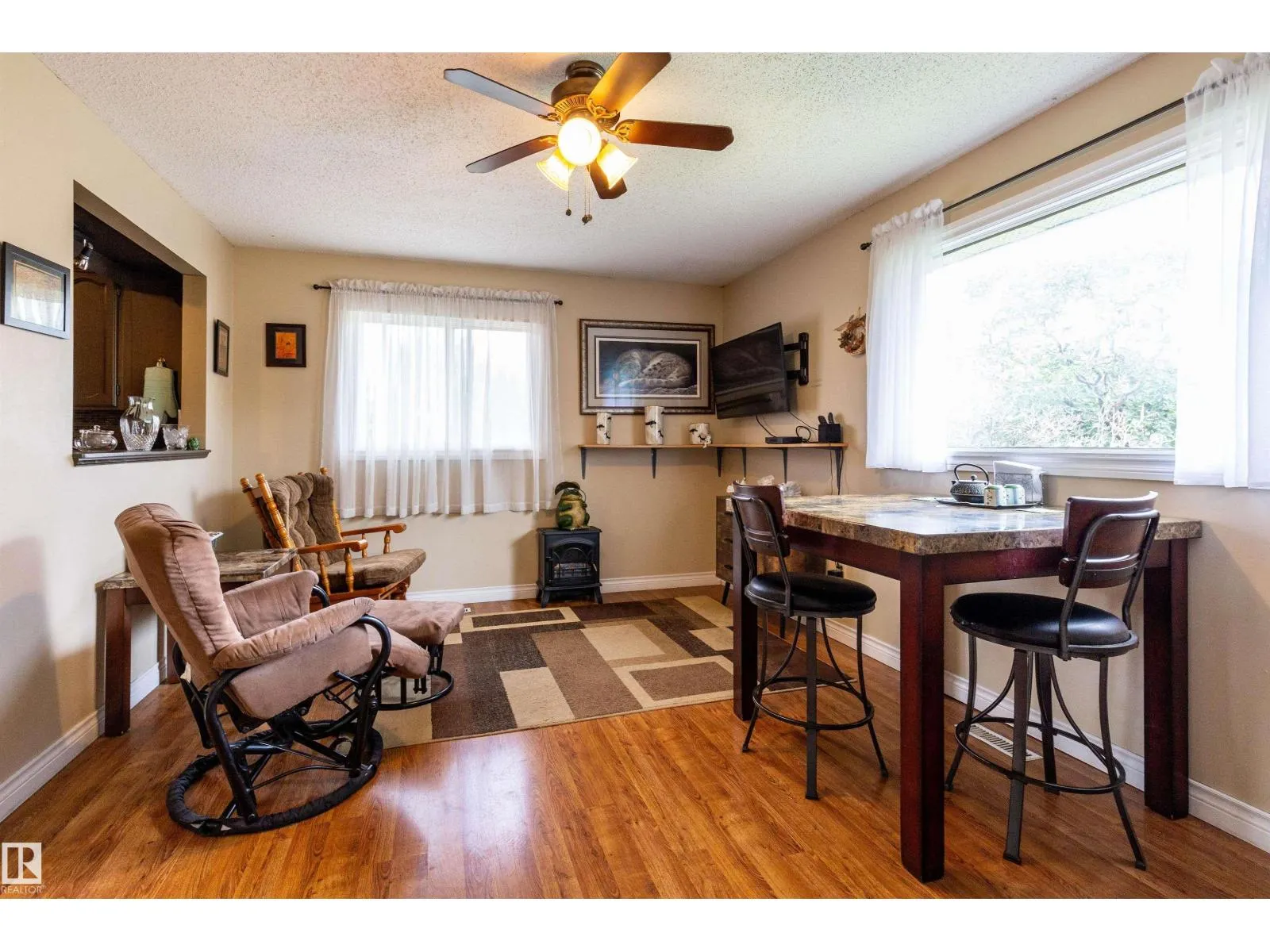 6312 17 AV NW