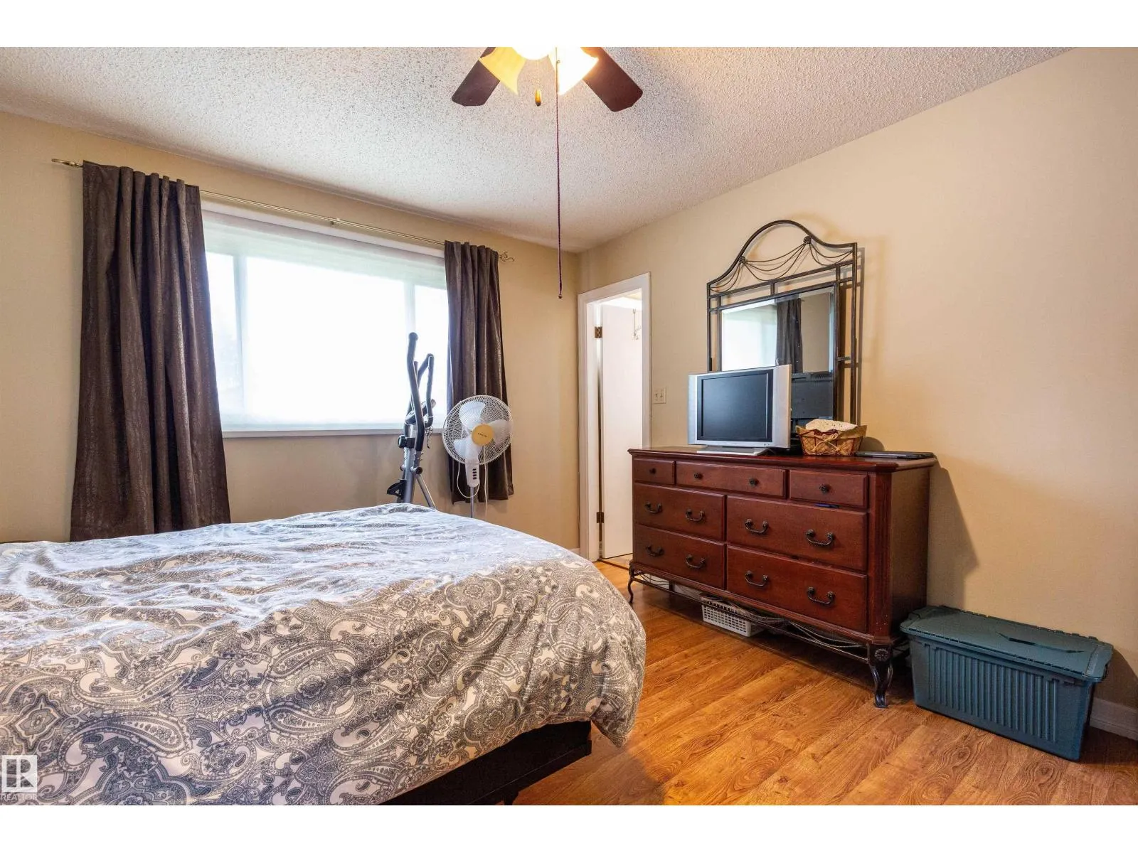 6312 17 AV NW