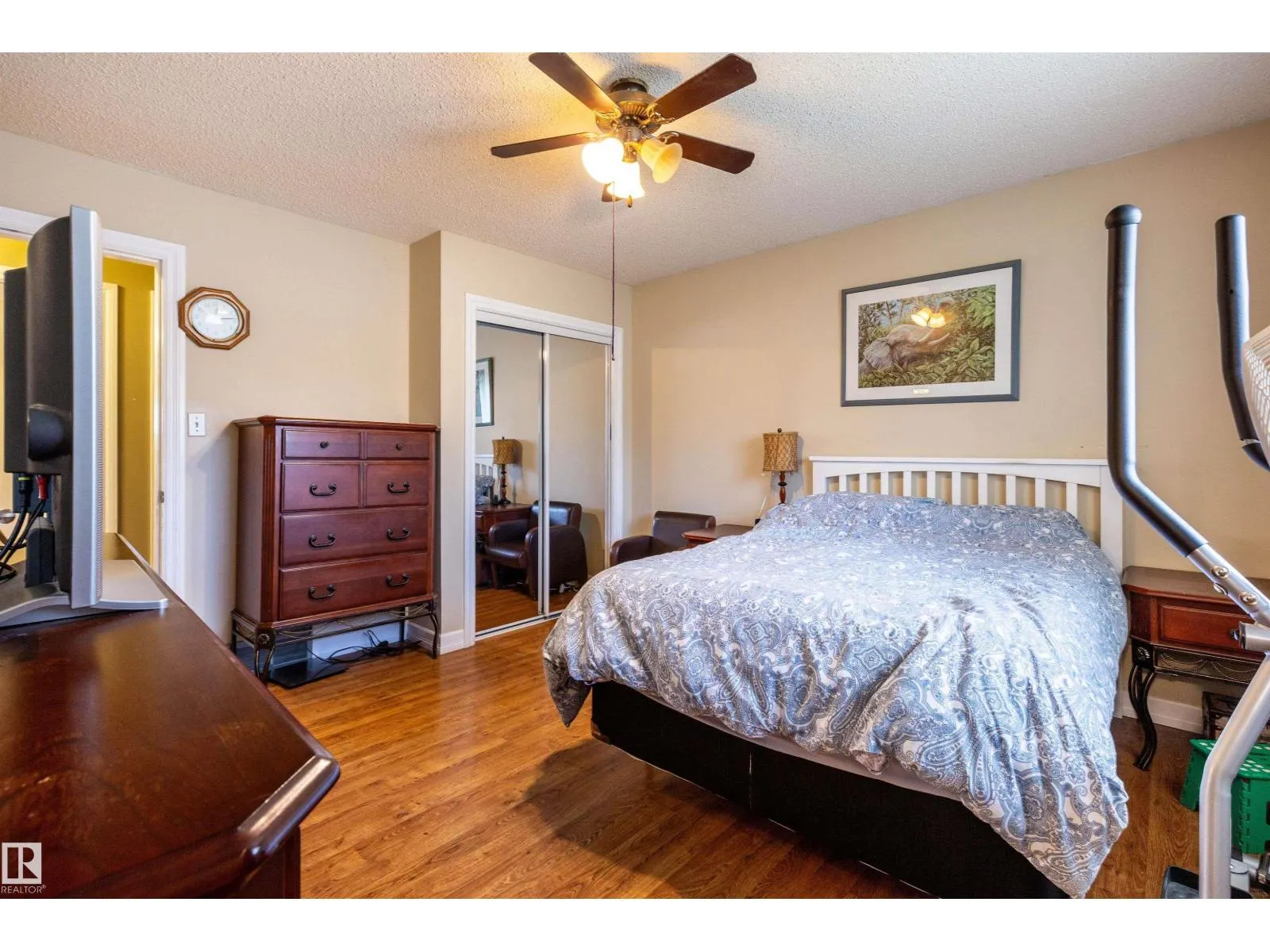 6312 17 AV NW