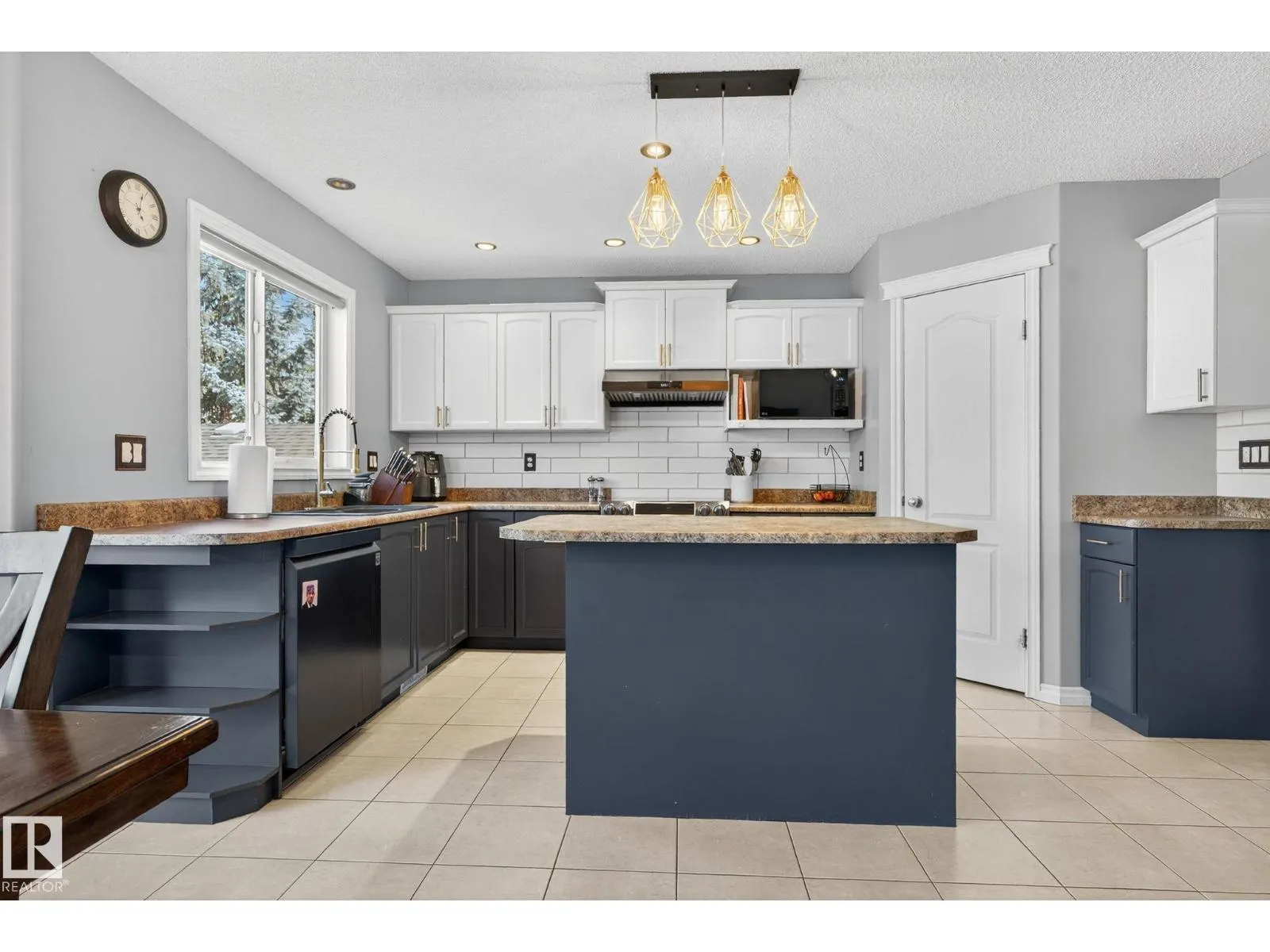 185 ERIN RIDGE DR