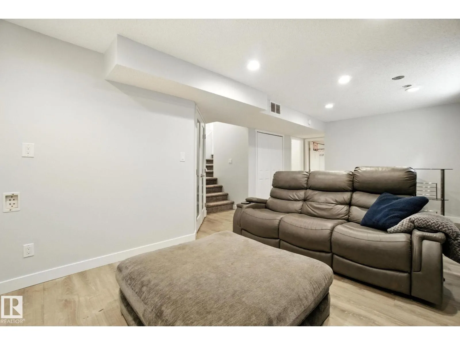 1194 MCCONACHIE BV NW