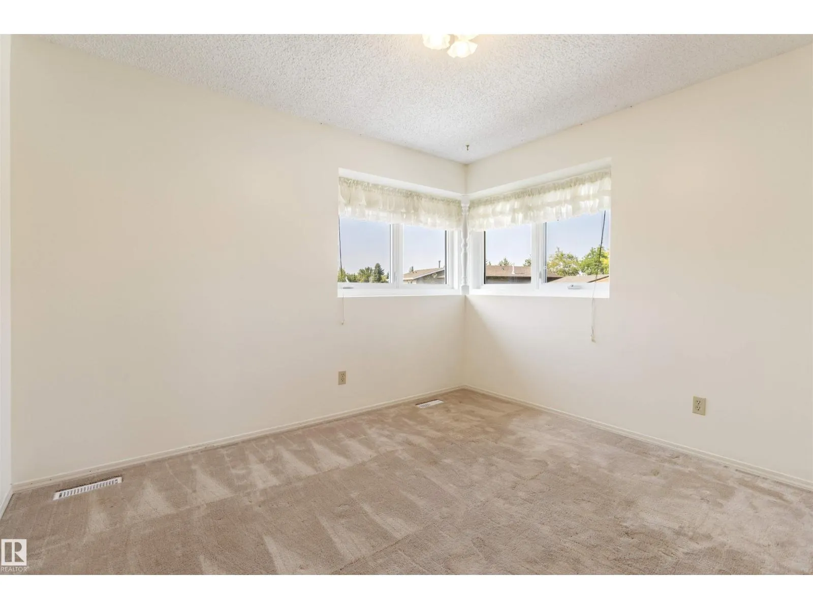 10443 21 AV NW