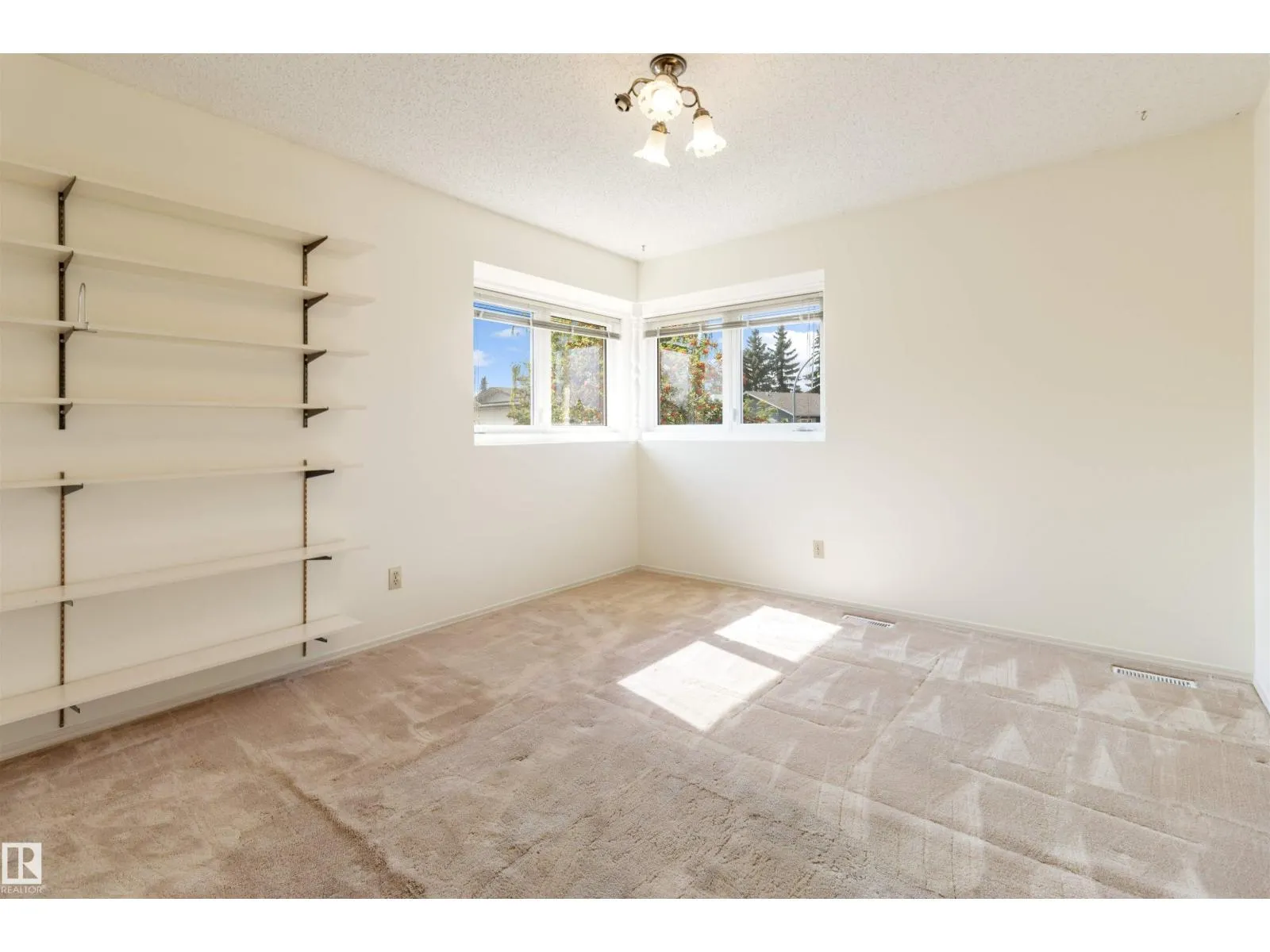 10443 21 AV NW