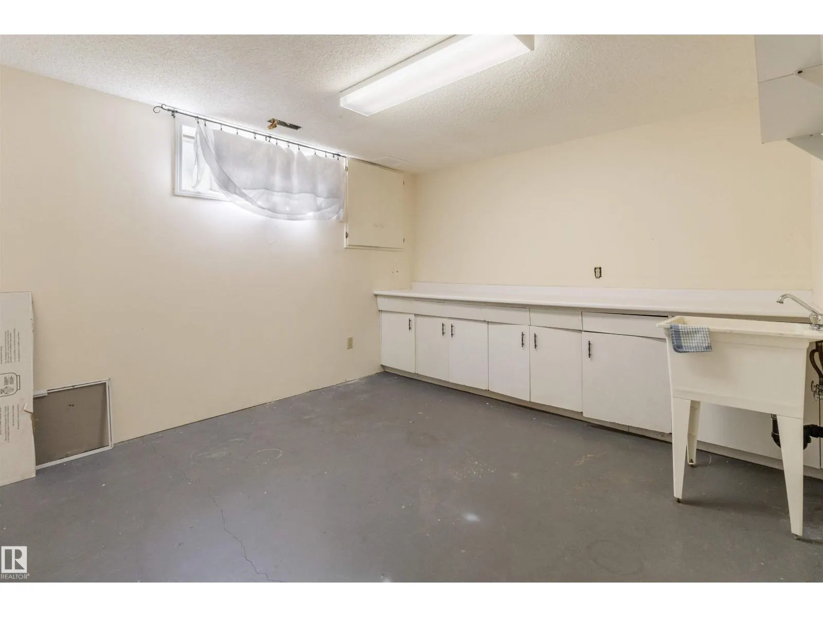 10443 21 AV NW