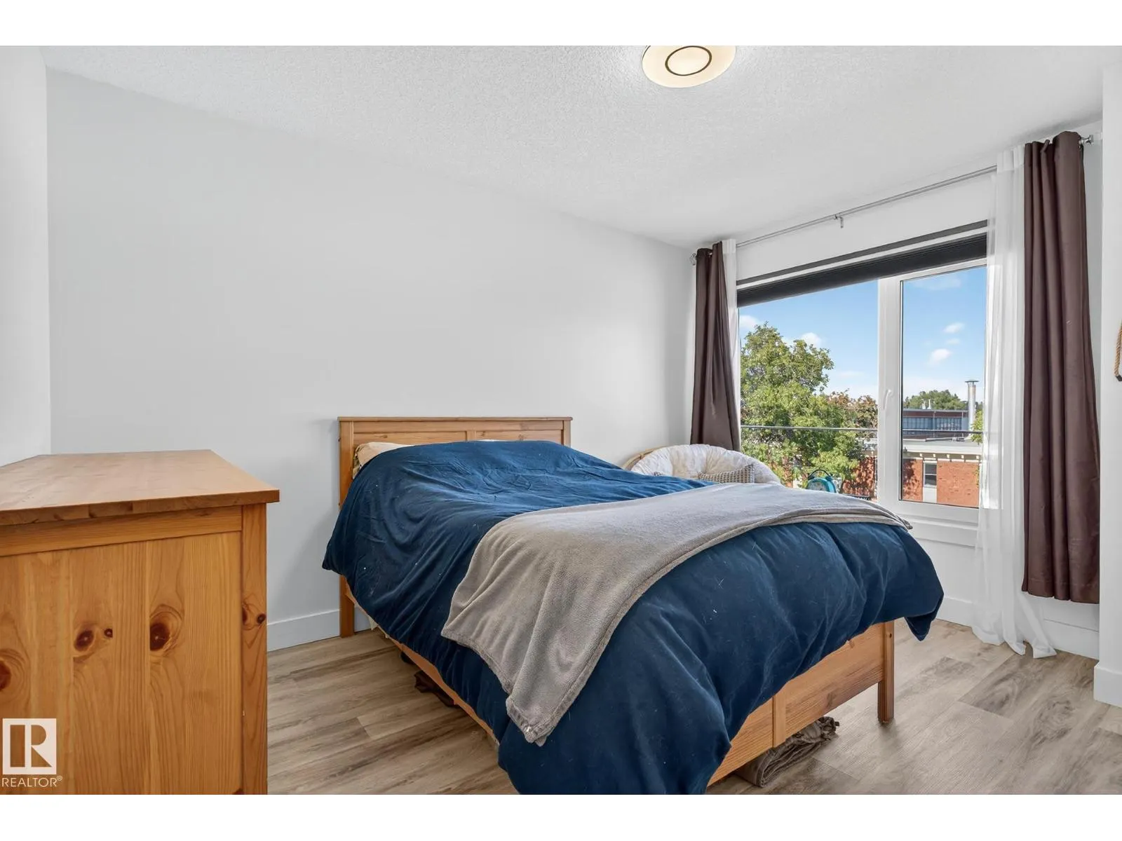 15915 104 AV NW